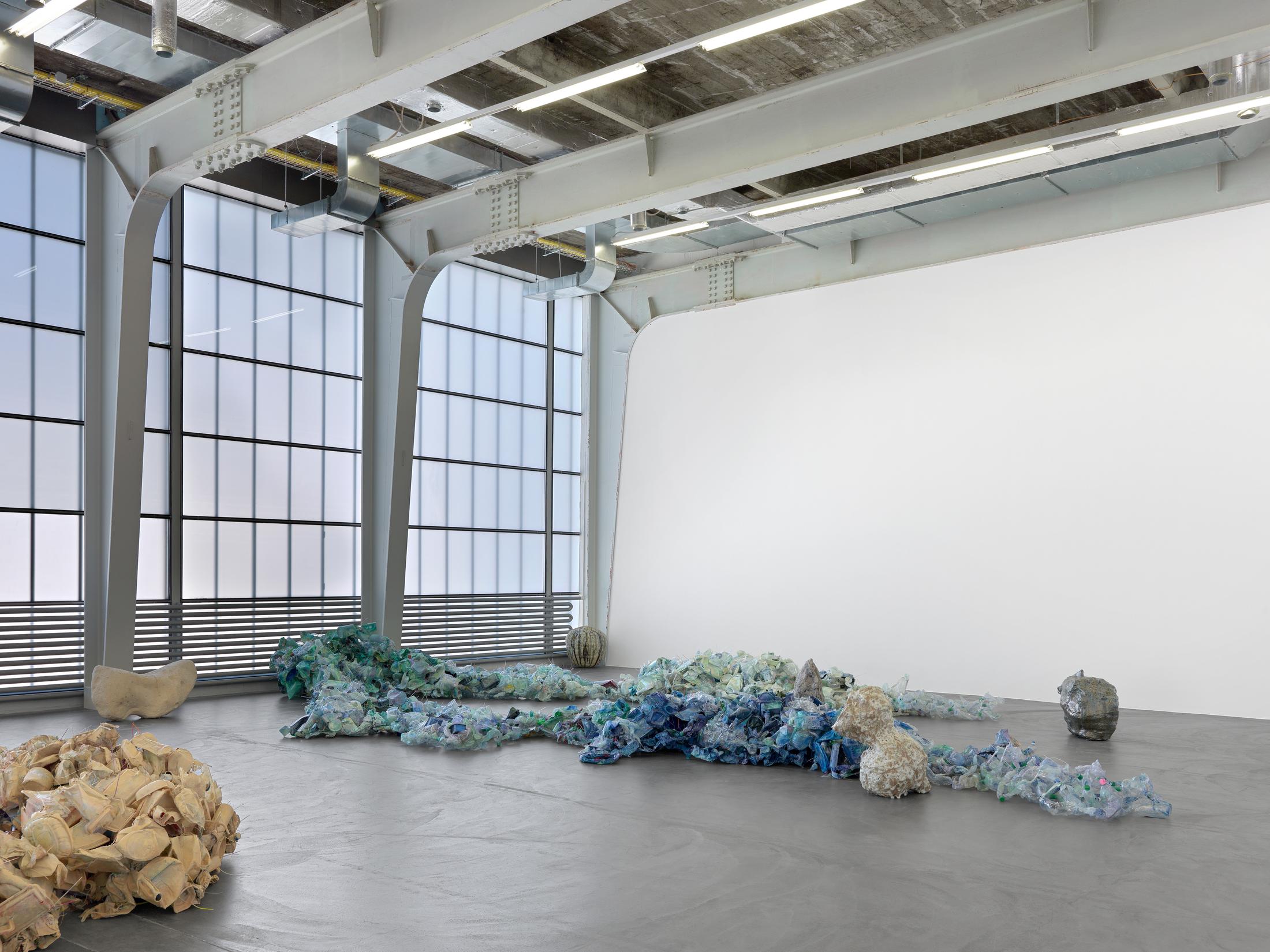Exhibition View Liz Larner Solo Show «below above» at Kunsthalle Zürich, Zurich, 2022 / Photo: Annik Wetter / Courtesy: the artist and Kunsthalle Zürich