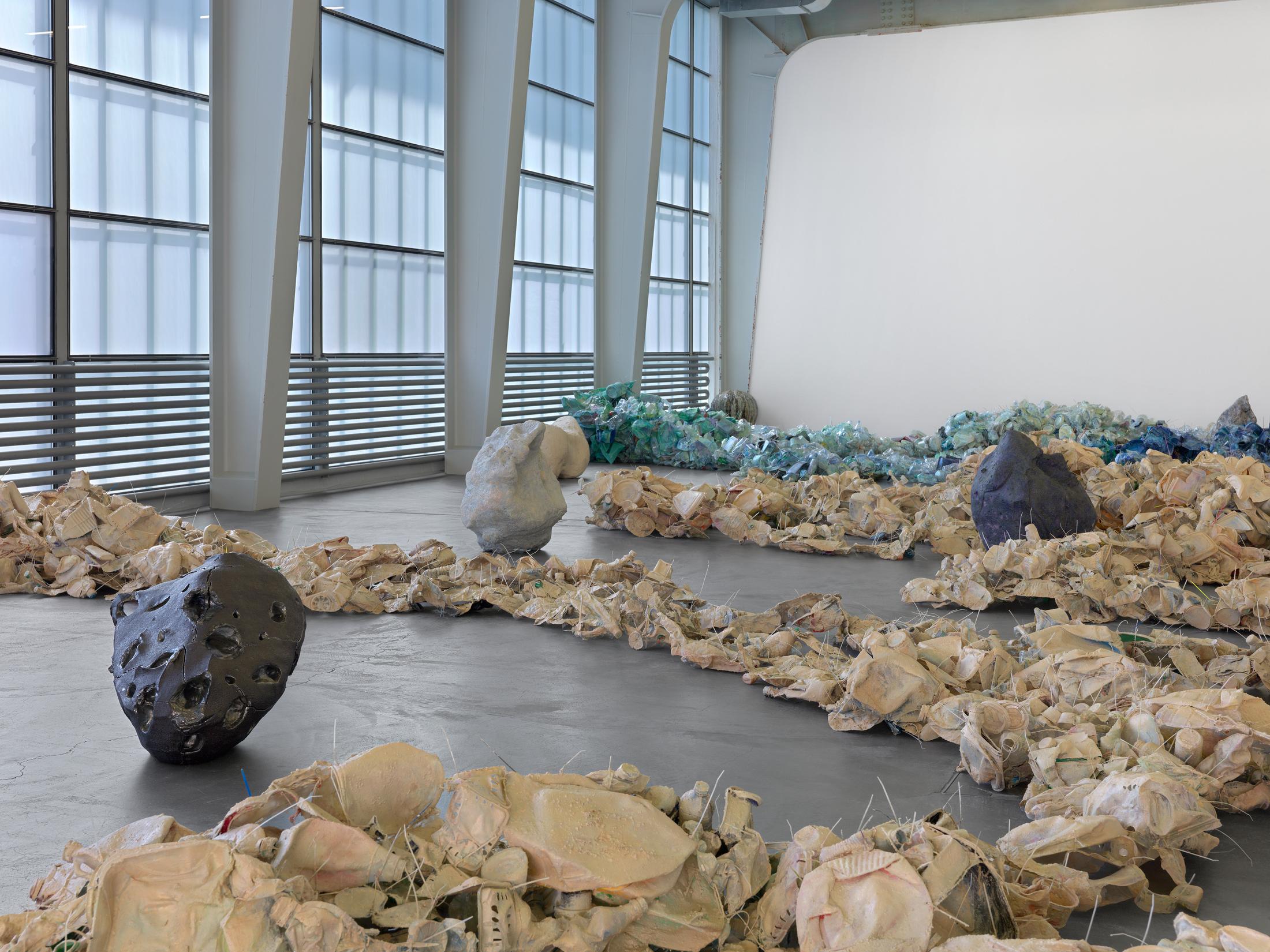 Exhibition View Liz Larner Solo Show «below above; view on Liz Larner, Asteroid (Detail), 2020-2022» at Kunsthalle Zürich, Zurich, 2022 / Photo: Annik Wetter / Courtesy: the artist and Kunsthalle Zürich