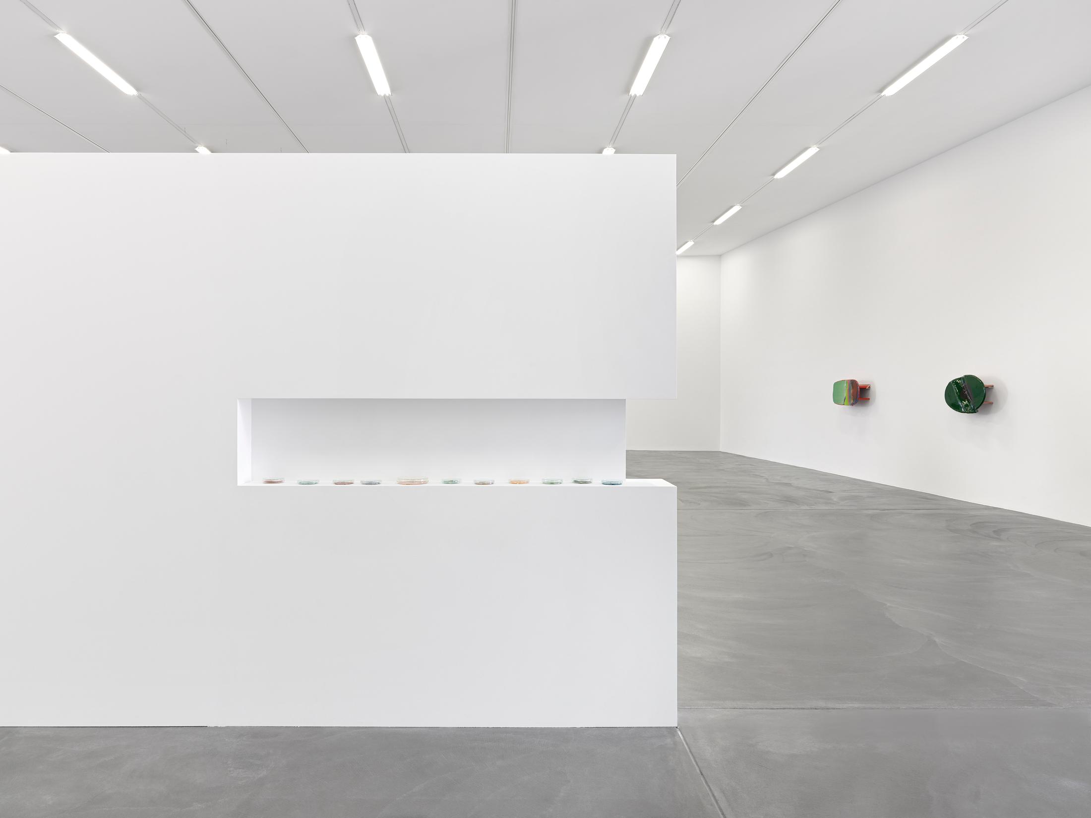 Exhibition View Liz Larner Solo Show «below above» at Kunsthalle Zürich, Zurich, 2022 / Photo: Annik Wetter / Courtesy: the artist and Kunsthalle Zürich