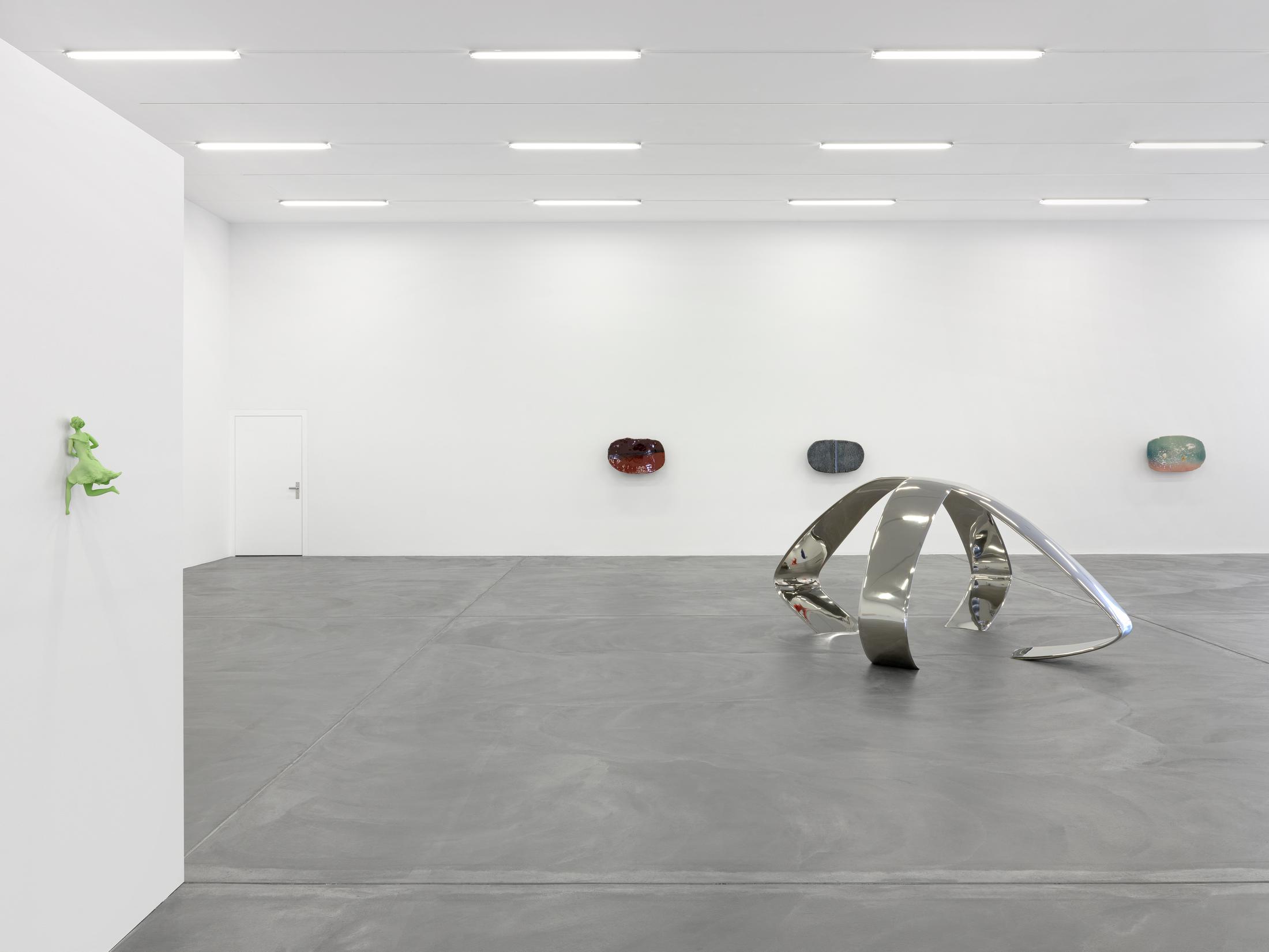 Exhibition View Liz Larner Solo Show «below above» at Kunsthalle Zürich, Zurich, 2022 / Photo: Annik Wetter / Courtesy: the artist and Kunsthalle Zürich