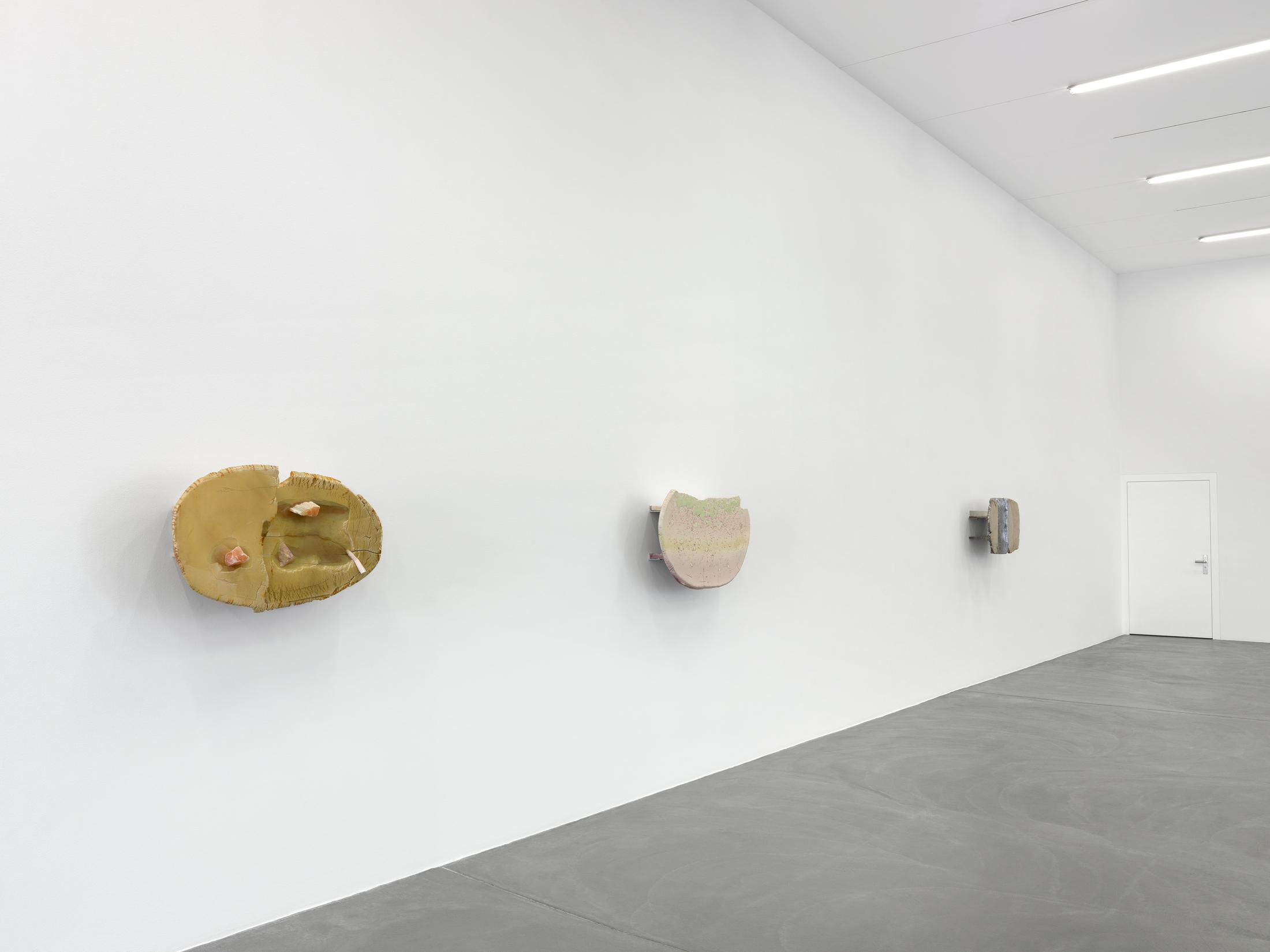 Exhibition View Liz Larner Solo Show «below above» at Kunsthalle Zürich, Zurich, 2022 / Photo: Annik Wetter / Courtesy: the artist and Kunsthalle Zürich