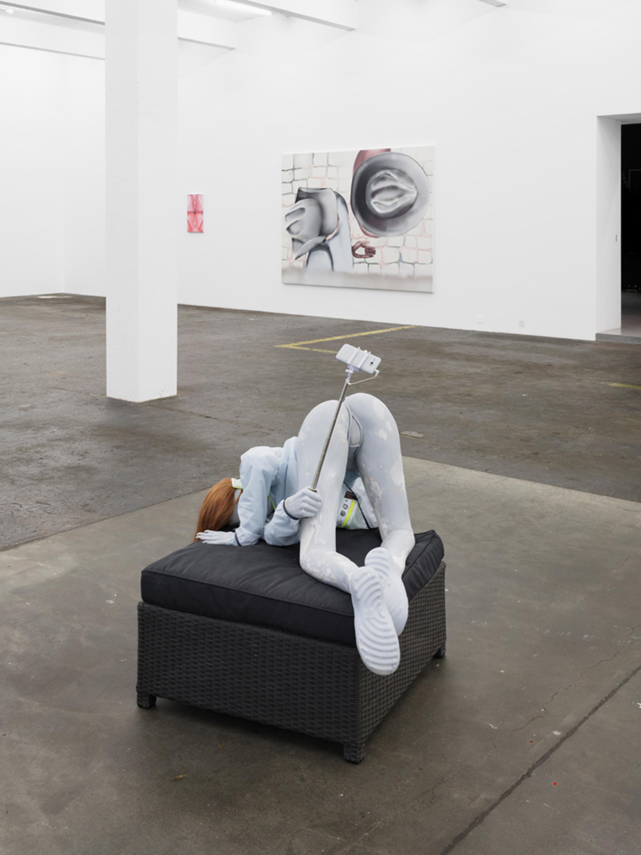 Anna Uddenberg “Journey of Self Discovery, 2016“, Courtesy: the artist and Kraupa-Tuskany Zeidler, Berlin / Louisa Gagliardi “Stacked, 2015; Double Trouble, 2018“, Courtesy: the artist and Rodolphe Janssen, Brussels / Photo: Kunst Halle Sankt Gallen, Gunnar Meier