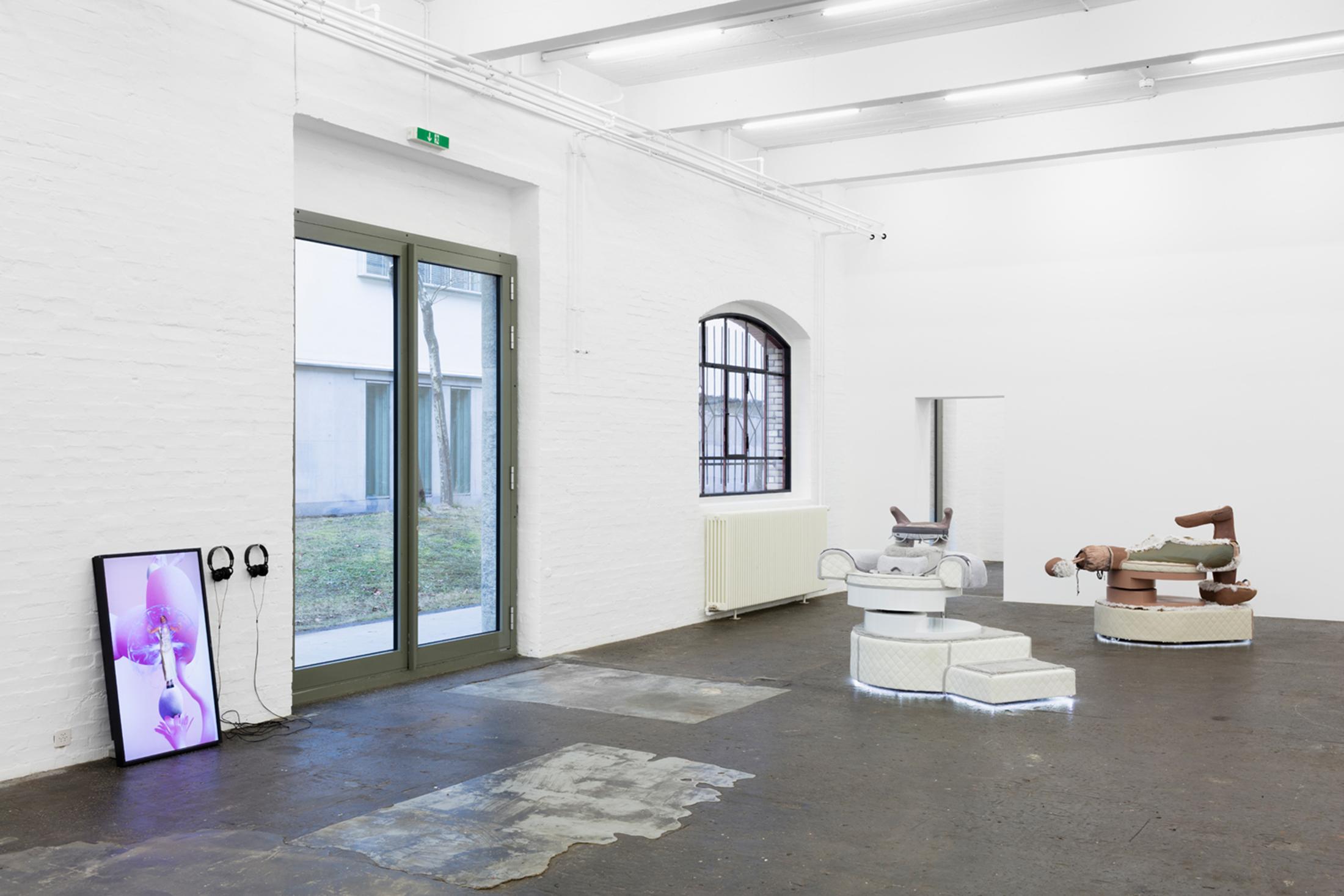 Tabita Rezaire „Peaceful Warrior, 2015“, Courtesy: the artist and Goodman Gallery, Südafrika / Anna Uddenberg, “Twin Generators and Upgraded Tender, 2017; Cozy Stabilization Unit, 2017“, Courtesy: the artist and Kraupa-Tuskany Zeidler, Berlin / Photo: Kunst Halle Sankt Gallen, Gunnar Meier