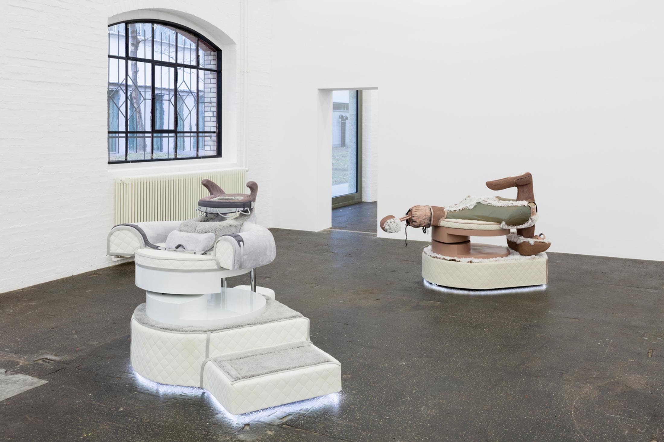 Anna Uddenberg „Twin Generators and Upgraded Tender, 2017; Cozy Stabilization Unit, 2017“, Courtesy: the artist and Kraupa-Tuskany Zeidler, Berlin / Photo: Kunst Halle Sankt Gallen, Gunnar Meier