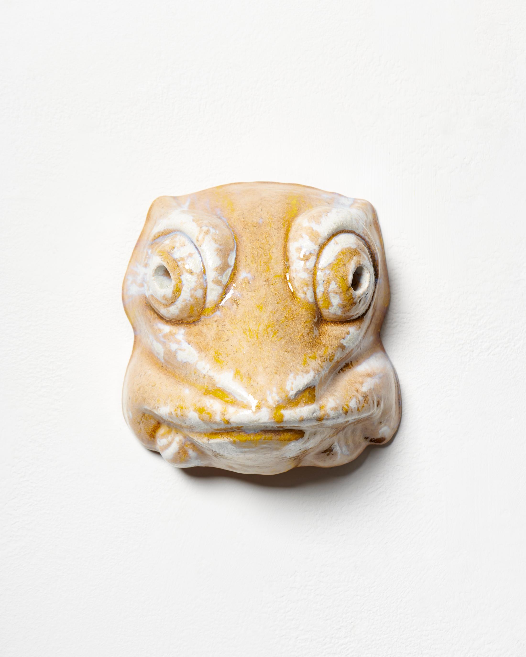 Exhibition View Mai-Thu Perret Soloshow «With an unbounded force; view on Mai-Thu Perret, With an unbounded force (yellow frog), 2020, Glazed ceramic, 22 × 21 × 15 cm» at Galerie Francesca Pia, Zurich, 2020 / Photo: Mareike Tocha / Courtesy: the artist and Galerie Francesca Pia