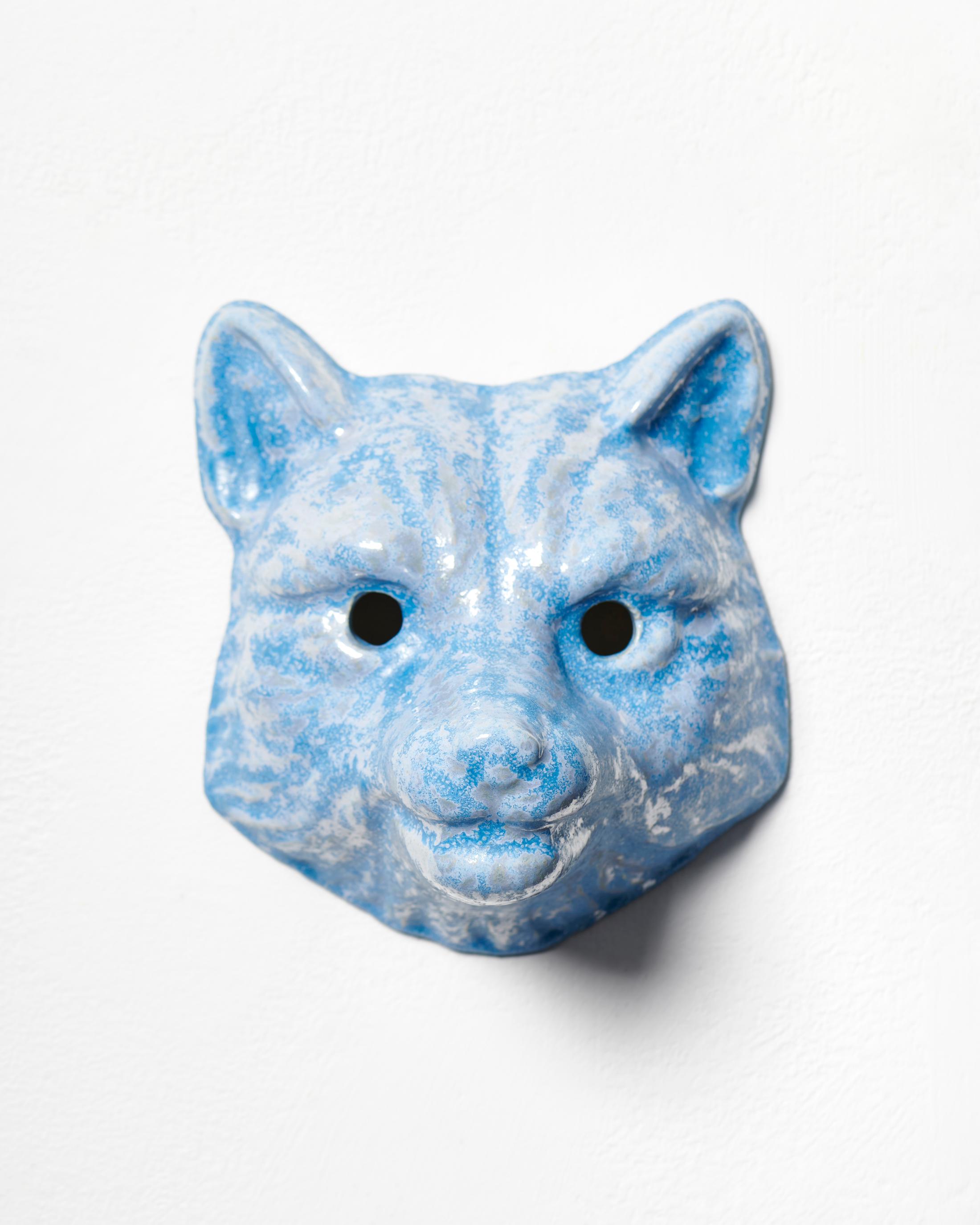 Exhibition View Mai-Thu Perret Soloshow «With an unbounded force; view on Mai-Thu Perret, With an unbounded force (blue fox), 2020, Glazed ceramic, 22 × 19 × 16 cm» at Galerie Francesca Pia, Zurich, 2020 / Photo: Mareike Tocha / Courtesy: the artist and Galerie Francesca Pia