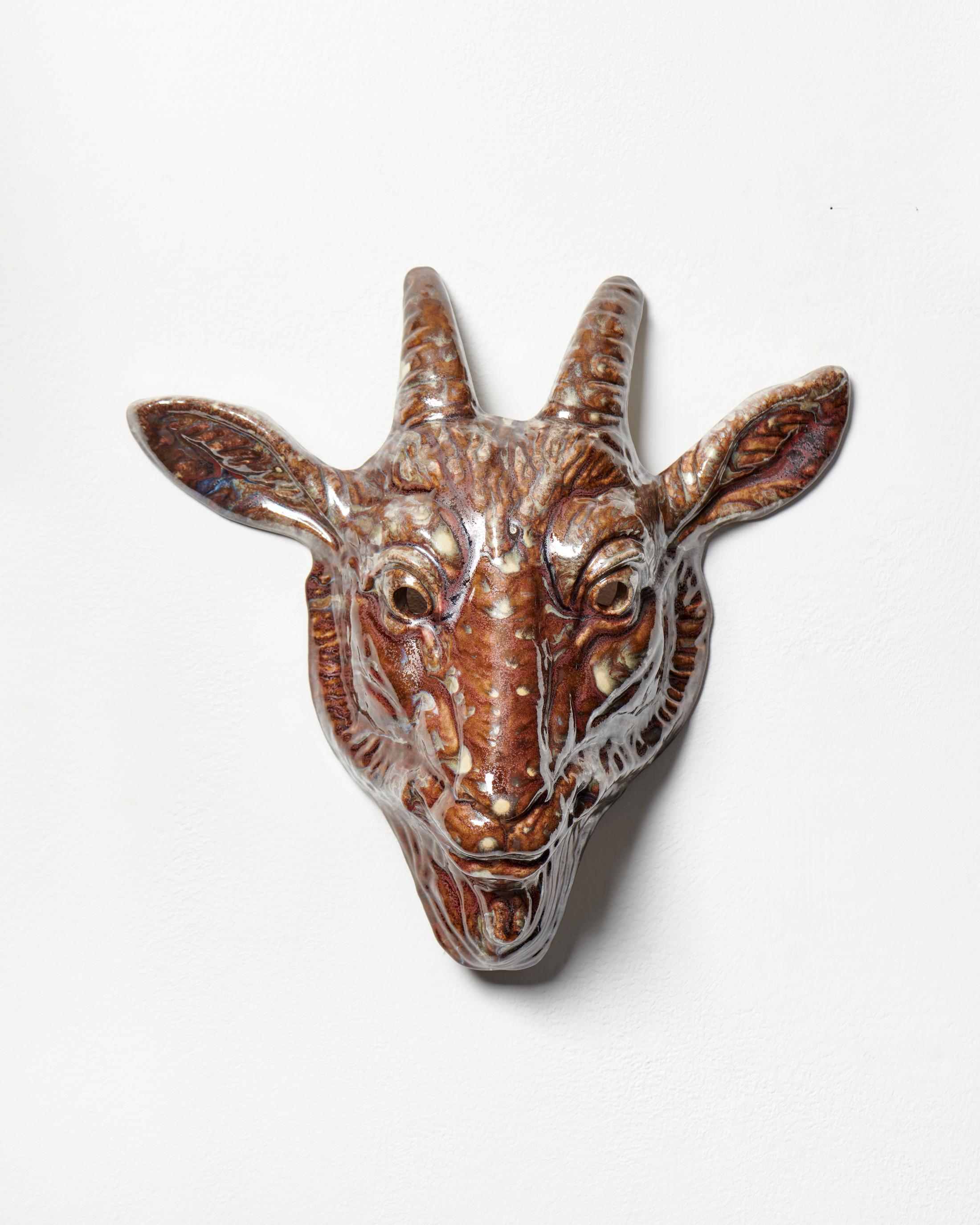 Exhibition View Mai-Thu Perret Soloshow «With an unbounded force; view on Mai-Thu Perret, With an unbounded force (brown goat)
2020, Glazed ceramic, 38 × 39 × 16 cm» at Galerie Francesca Pia, Zurich, 2020 / Photo: Mareike Tocha / Courtesy: the artist and Galerie Francesca Pia