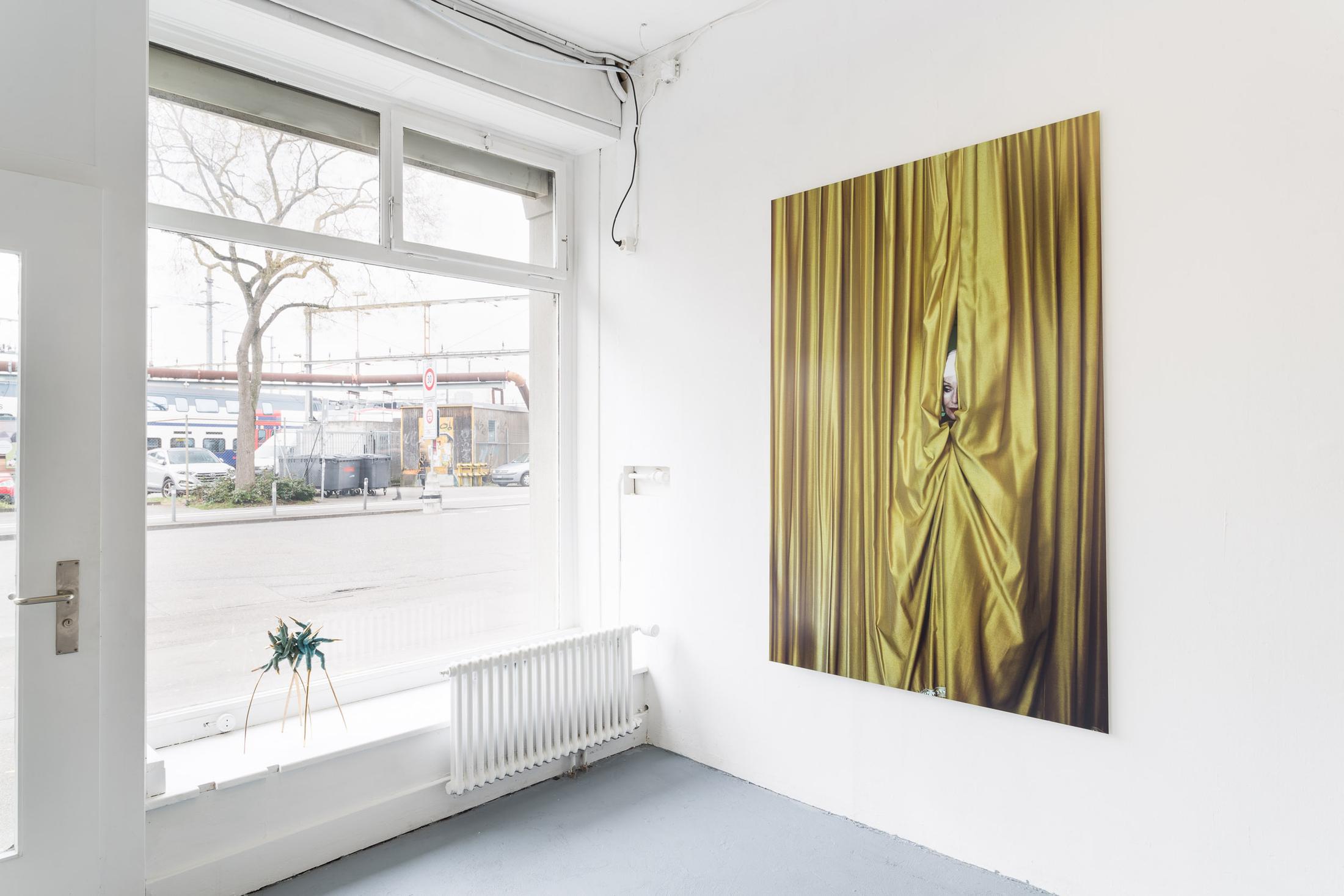 Installation View Mélodie Mousset "Surgeons, 2016" (left), Manon "Hotel Dolores, 2008-2011" at Last Tango / Courtesy: the artists and Last Tango / Photo: Kilian Bannwart
