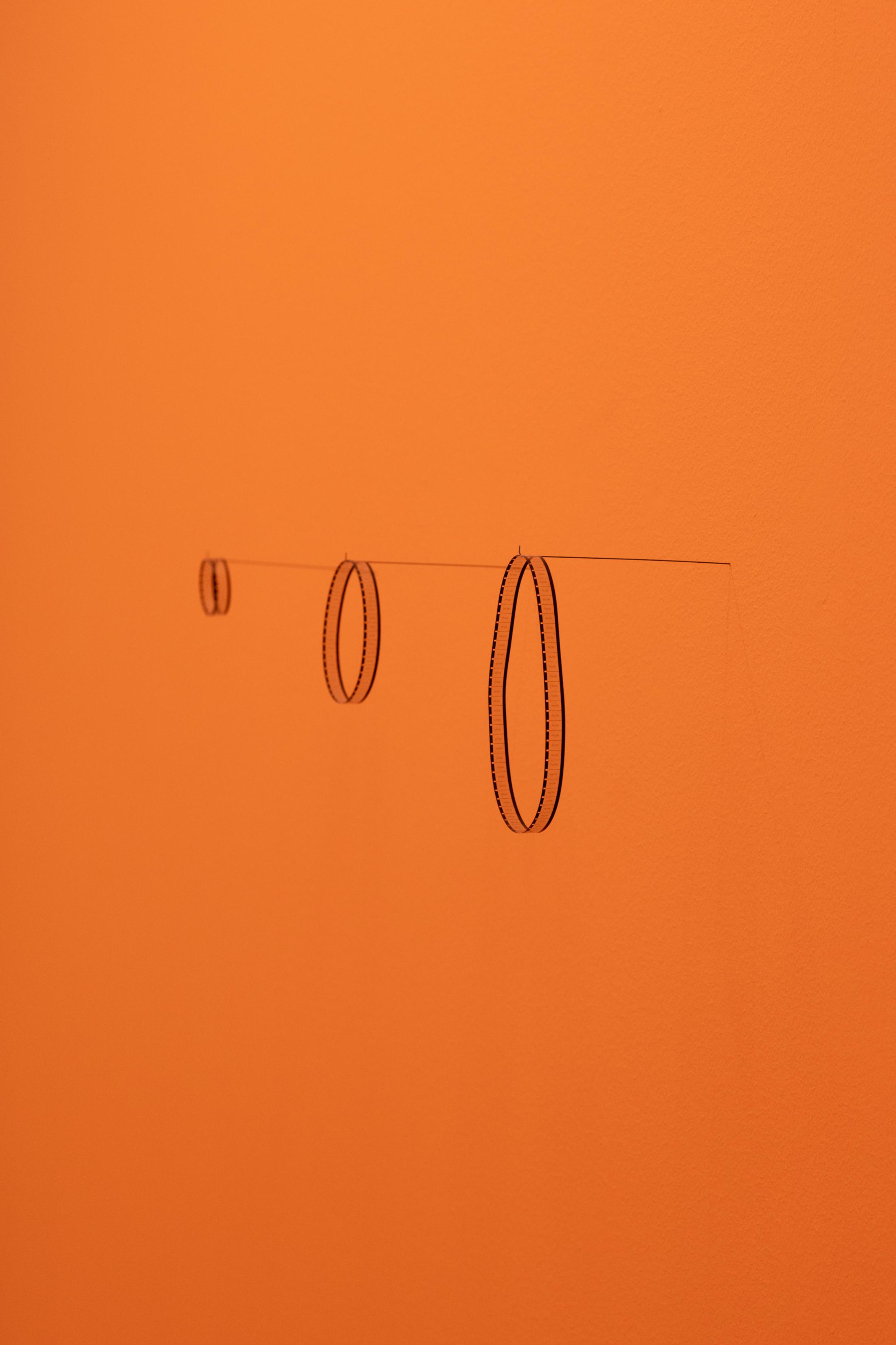 Exhibition View Manon de Boer Solo Show «Che bella voce; view on Manon de Boer, Suspension, 2019» at Kunstmuseum St. Gallen, St. Gallen, 2022 / Photo: Sebastian Stadler / Courtesy: the artist and Jan Mot