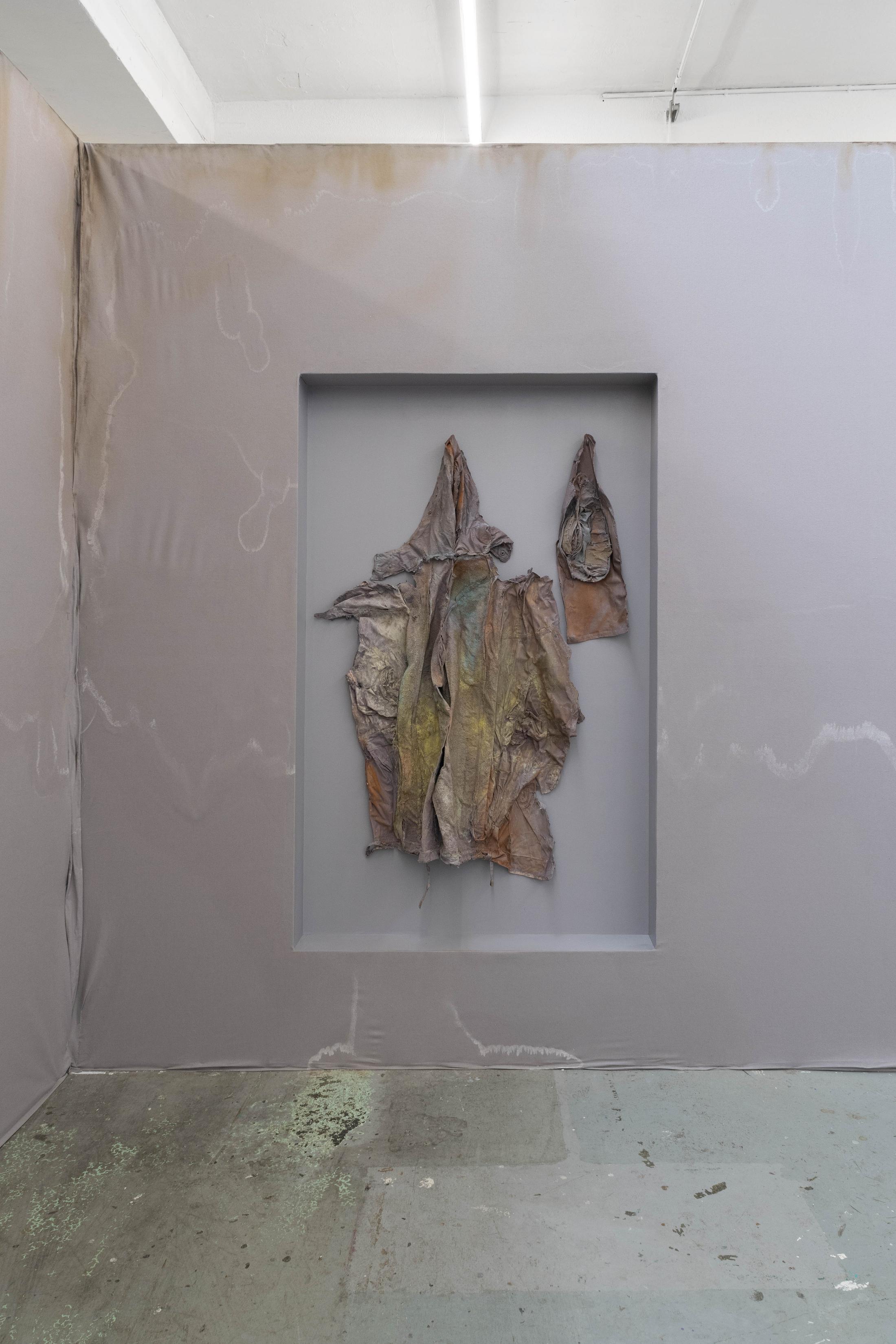 Exhibition View Manon Wertenbroek Solo Show «S(k)ins; view on Manon Wertenbroek, (from left to right) Shivers down my spine, 2022, Textile, latex, acrylic, pigments, varnish, 123 x 67 x 10 cm, Vulnerability, tired, Textile, latex, acrylic, pigments, 38 x 22 x 2,5 cm» at Toxi, Zurich, 2022 / Photo: Flavio Karrer / Courtesy: the artist and Toxi, Zurich