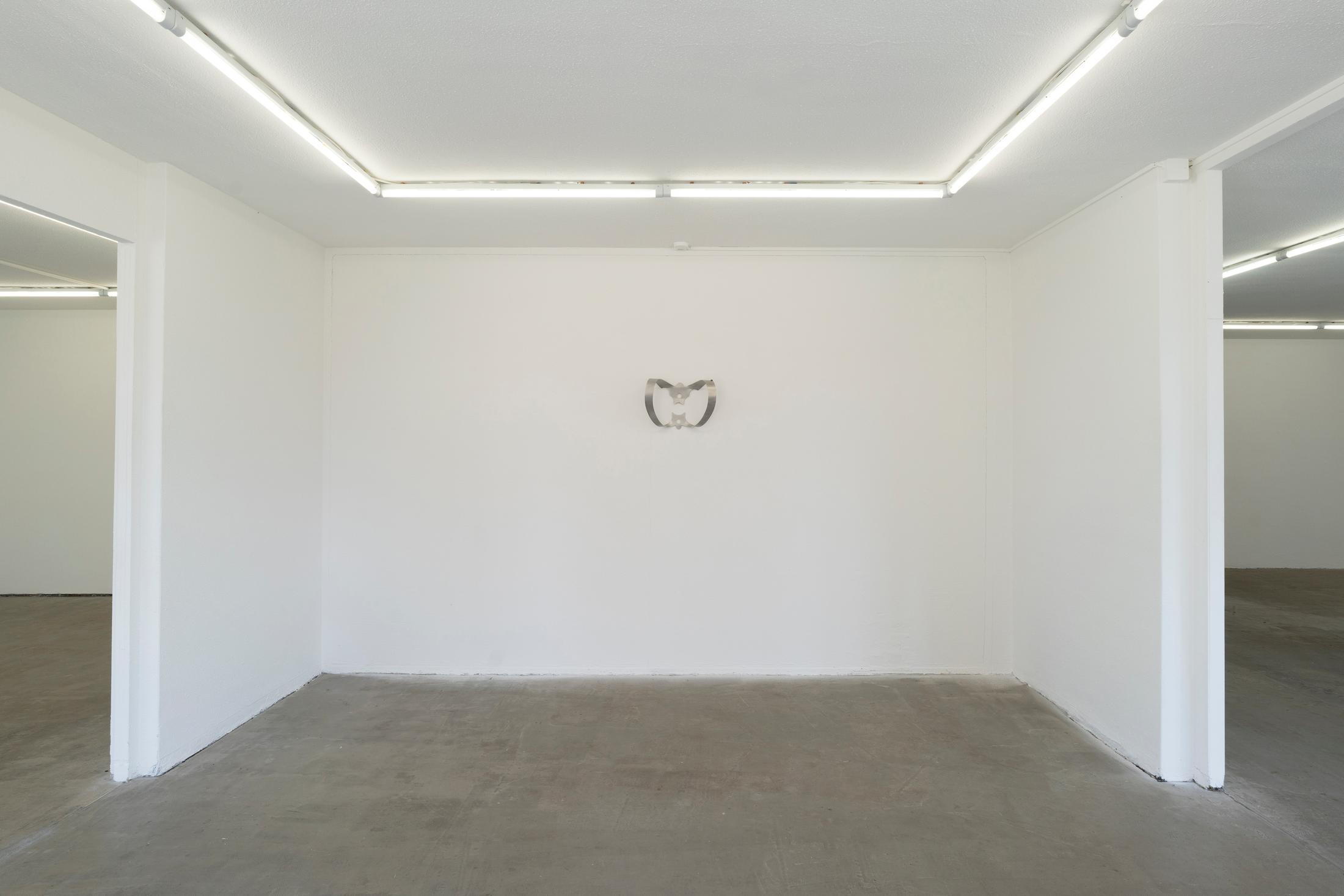 Exhibition View Mara Wohnhaas Solo Show «The fly on a speaker's nose; view on Mara Wohnhaas, Come-on, 2023, Aluminium, bait, 35 x 29 x 15 cm» at Hamlet, Zurich, 2023 / Photo: Claude Barrault / Courtesy: the artist and Hamlet