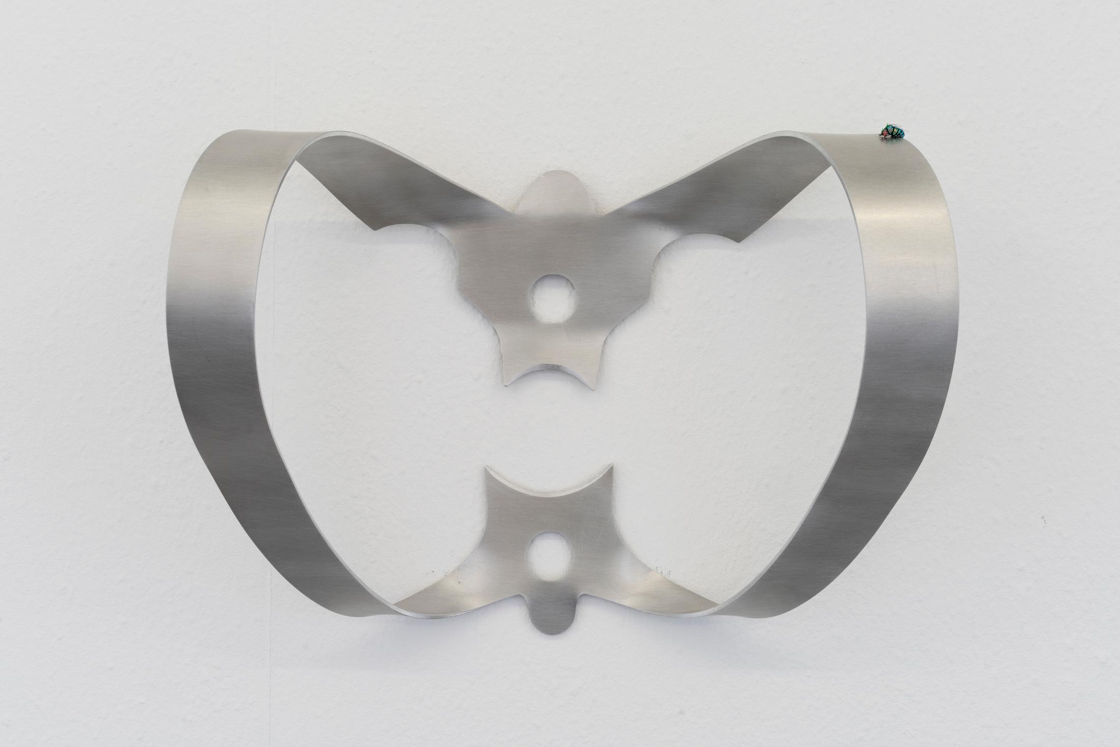 Exhibition View Mara Wohnhaas Solo Show «The fly on a speaker's nose; view on Mara Wohnhaas, Come-on, 2023, Aluminium, bait, 35 x 29 x 15 cm» at Hamlet, Zurich, 2023 / Photo: Claude Barrault / Courtesy: the artist and Hamlet