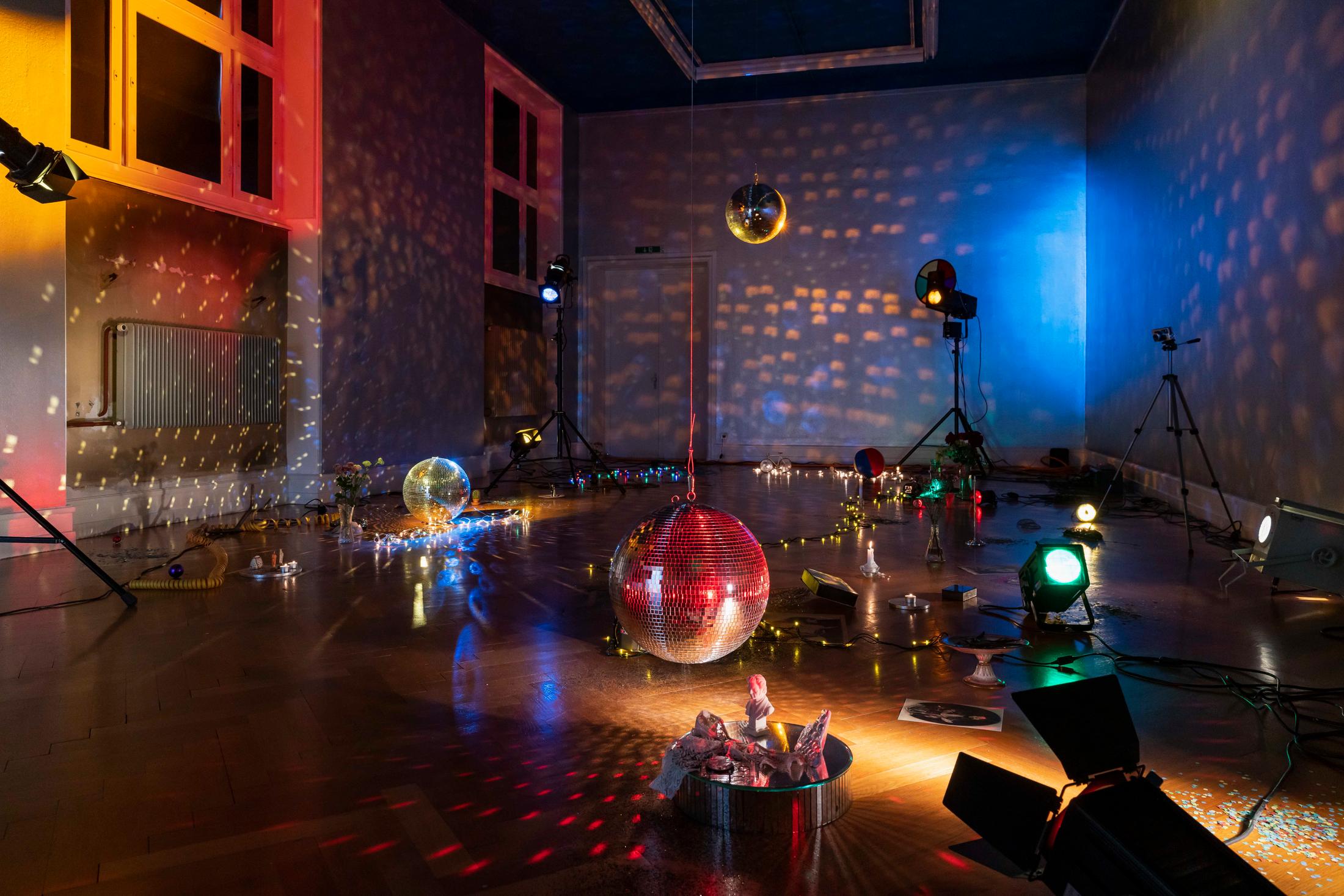 Exhibition View Marc Camille Chaimowicz Soloshow «Dear Valérie…; view on Celebration? Realife Revisited, 1972 – 2000» at Kunsthalle Bern, Bern, 2020 / Photo: Gunnar Meier / Courtesy: Courtesy Migros Museum für Gegenwartskunst