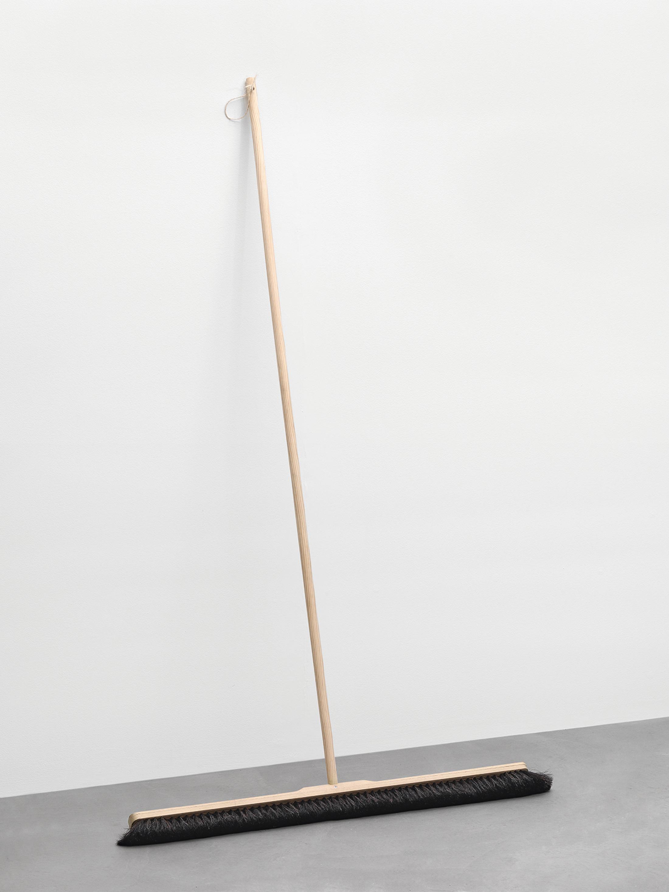 Maria Eichhorn, Hall Broom, 2011, wooden broom handle, wooden broom head, horsehair, string, 184 × 108 × 11 cm, unlimited edition, Sammlung Migros Museum für Gegenwartskunst, Photo: Stefan Altenburger Photography, Zurich © ProLitteris, Zürich