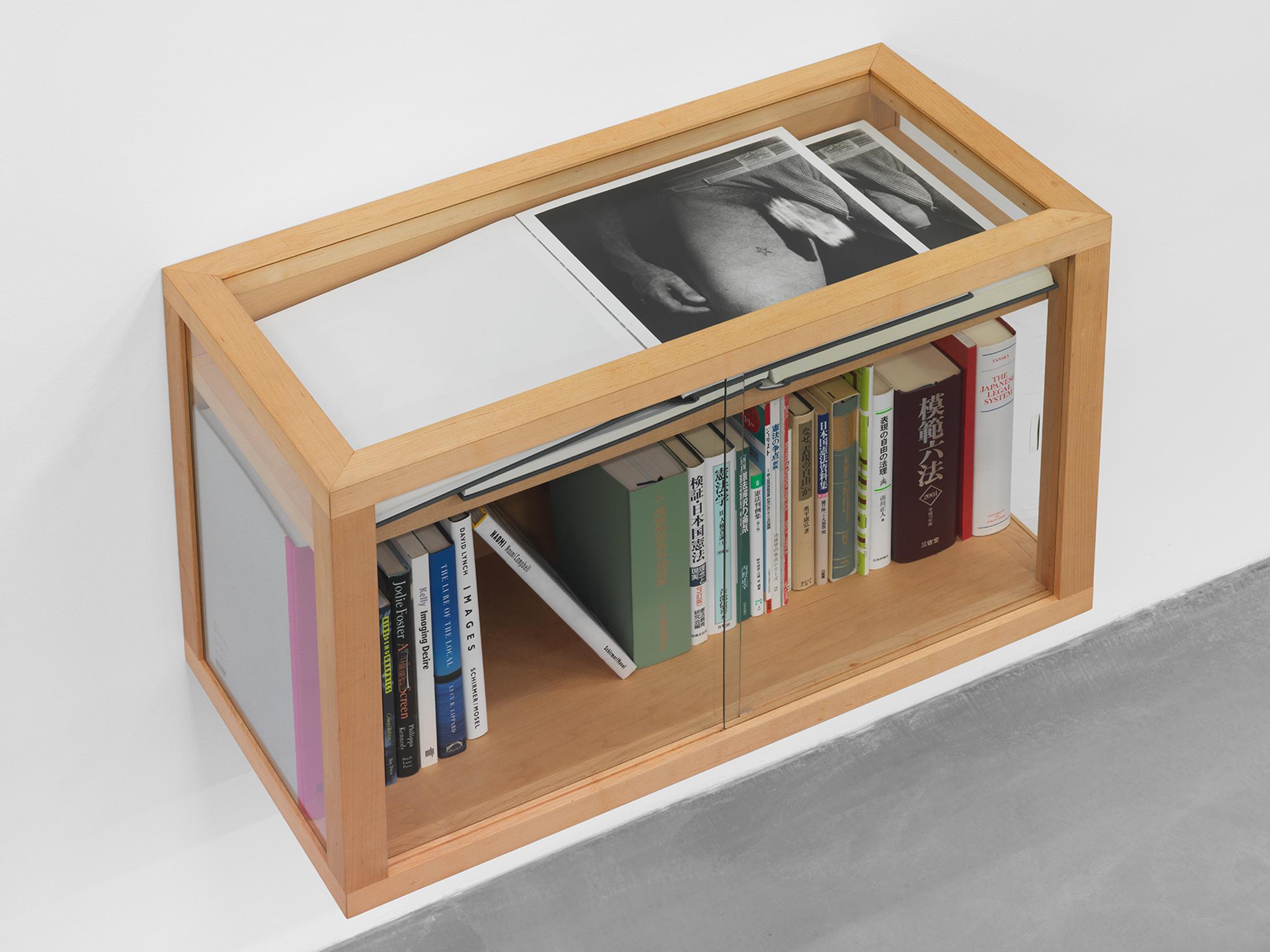 Maria Eichhorn, 輸入禁制品 / Prohibited Imports, 2003, wall-mounted vitrine (wood, glass), books, magazines
47.5 x 76.5 x 38 cm, Sammlung Migros Museum für Gegenwartskunst, Foto: Stefan Altenburger Photography, Zurich © ProLitteris, Zürich