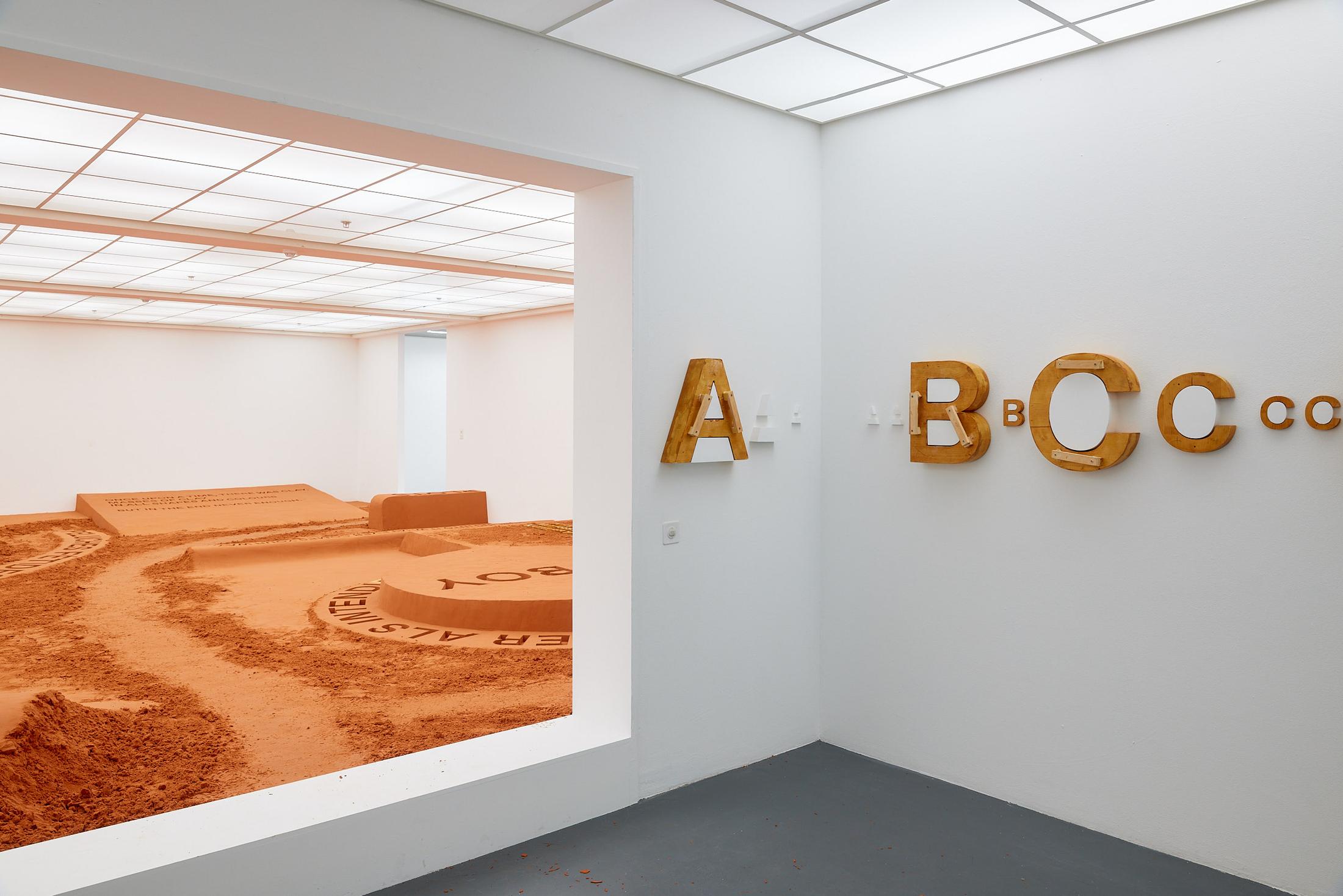Exhibition View Maude Léonard-Contant Solo Show «Digs; view on Maude Léonard-Contant, AAAAABBCCCCDDDDDEEEEEEEEEEFFFGHHHHIIIIIKLLLLLLLLMMNNNNNOOOOPPPQRRRSSSSSSSSSTTTTTUUUUUVWWXYYZ (Detail), 2022» at Kunsthaus Baselland, Baselland, 2022 / Photo: Moritz Schermbach / Courtesy: the artist and Kunsthaus Baselland