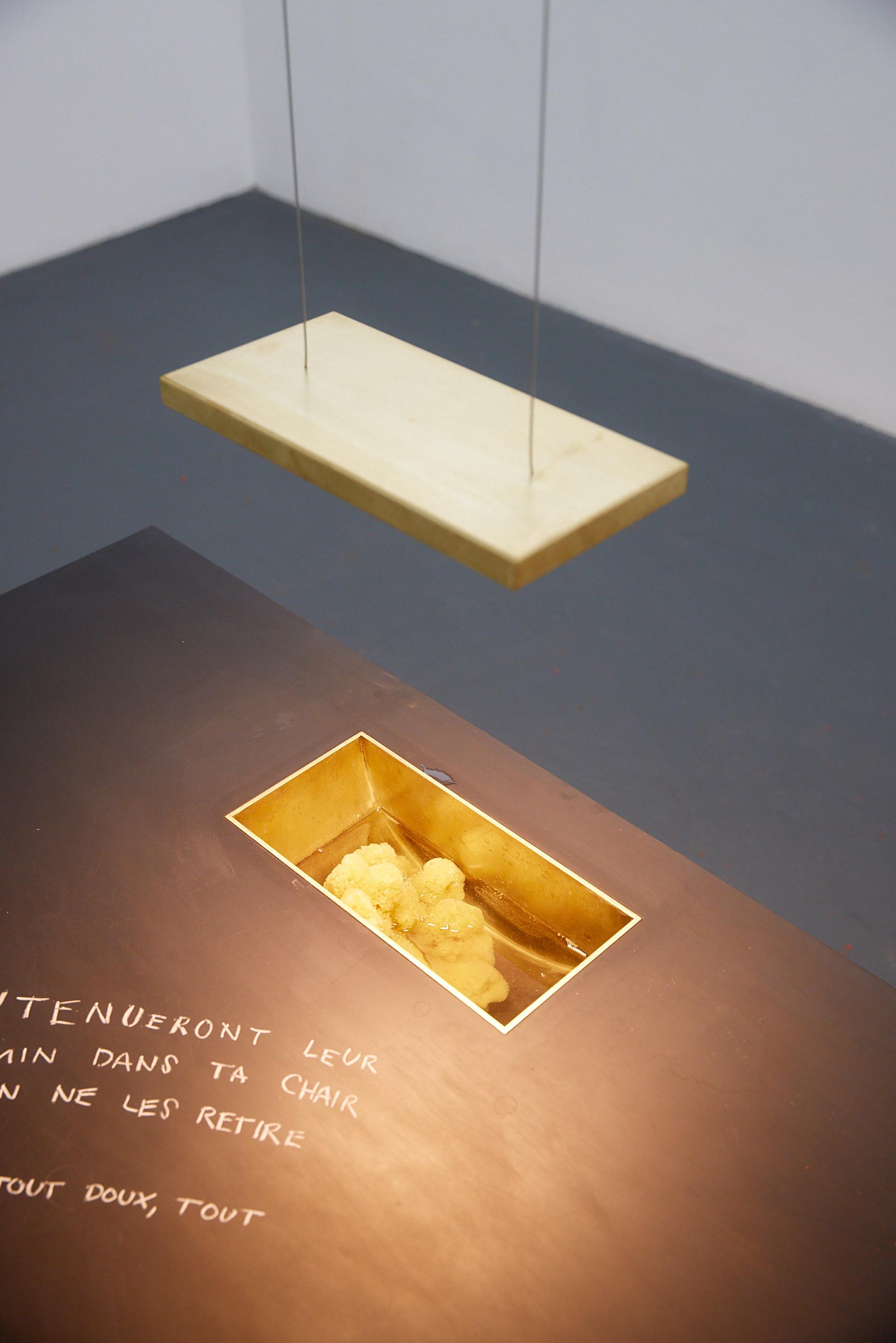 Exhibition View Maude Léonard-Contant Solo Show «Digs; view on Maude Léonard-Contant, Tafel (Detail), 2022» at Kunsthaus Baselland, Baselland, 2022 / Photo: Moritz Schermbach / Courtesy: the artist and Kunsthaus Baselland