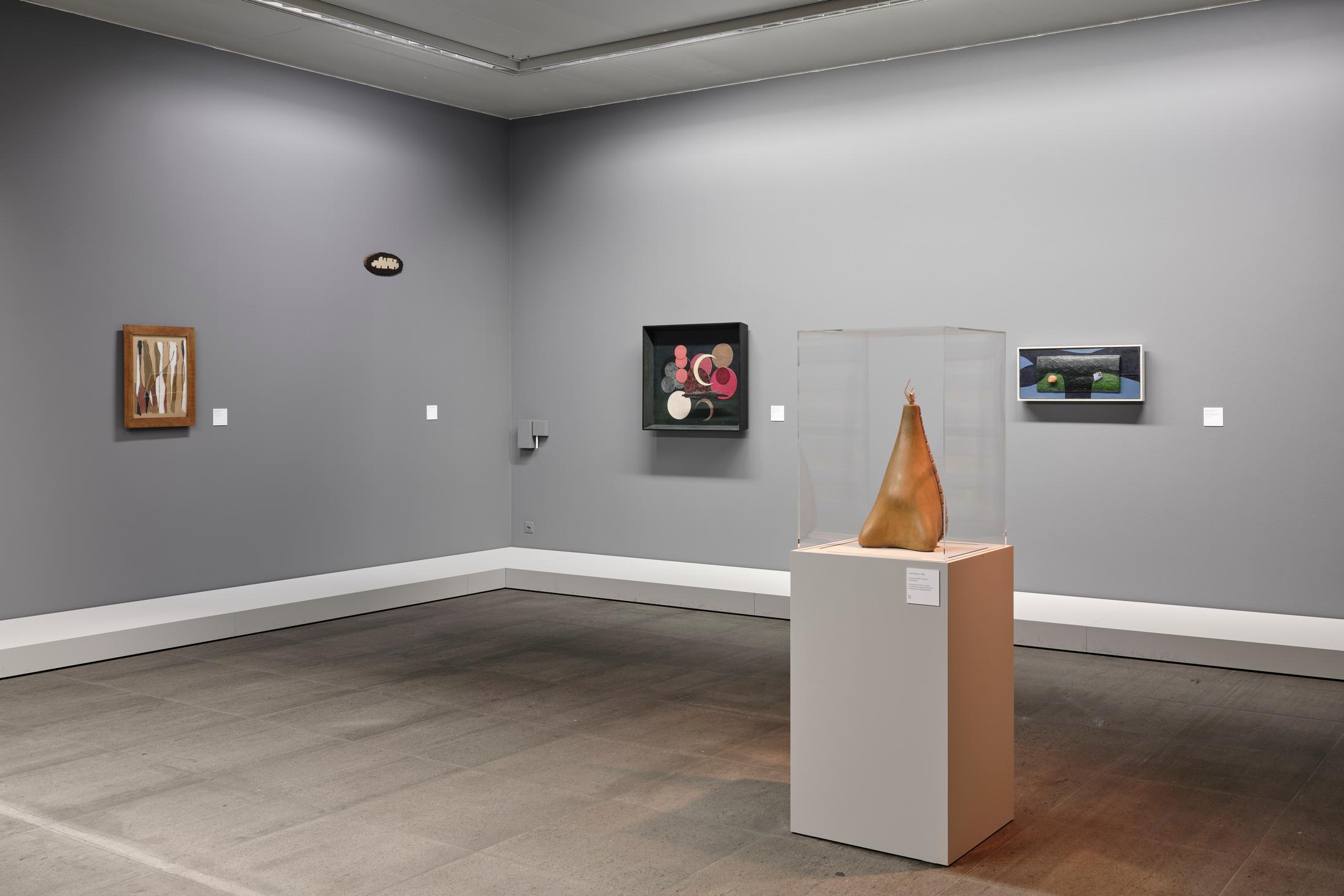 Exhibition View Meret Oppenheim Solo Show «Mon Exposition» at Kunstmuseum Bern, 2021-2022 / Photo: Rolf Siegenthaler / Courtesy: Kunstmuseum Bern