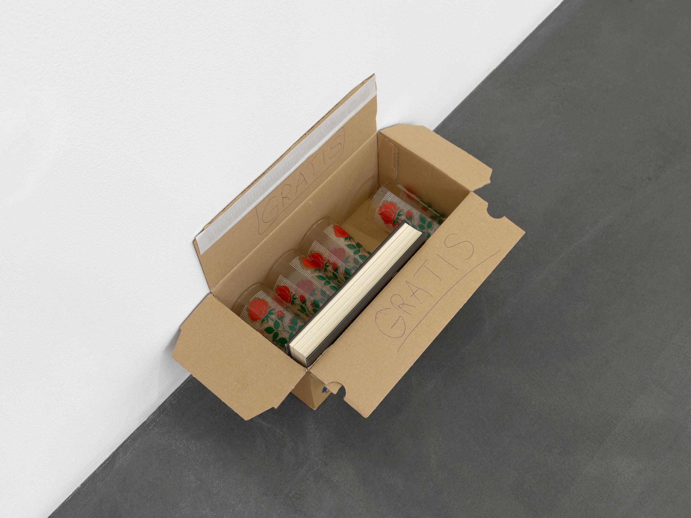 Exhibition View Mitchell Anderson Solo Show «Partial Gift; view on Mitchell Anderson, Gratis box piece, 2020, Fly-tip situation, Gerhardstrasse, Zurich, 24 x 41 x 24 cm» at Galerie Maria Bernheim, Zurich, 2020 / Photo: Annik Wetter / Courtesy: the artist and Galerie Maria Bernheim