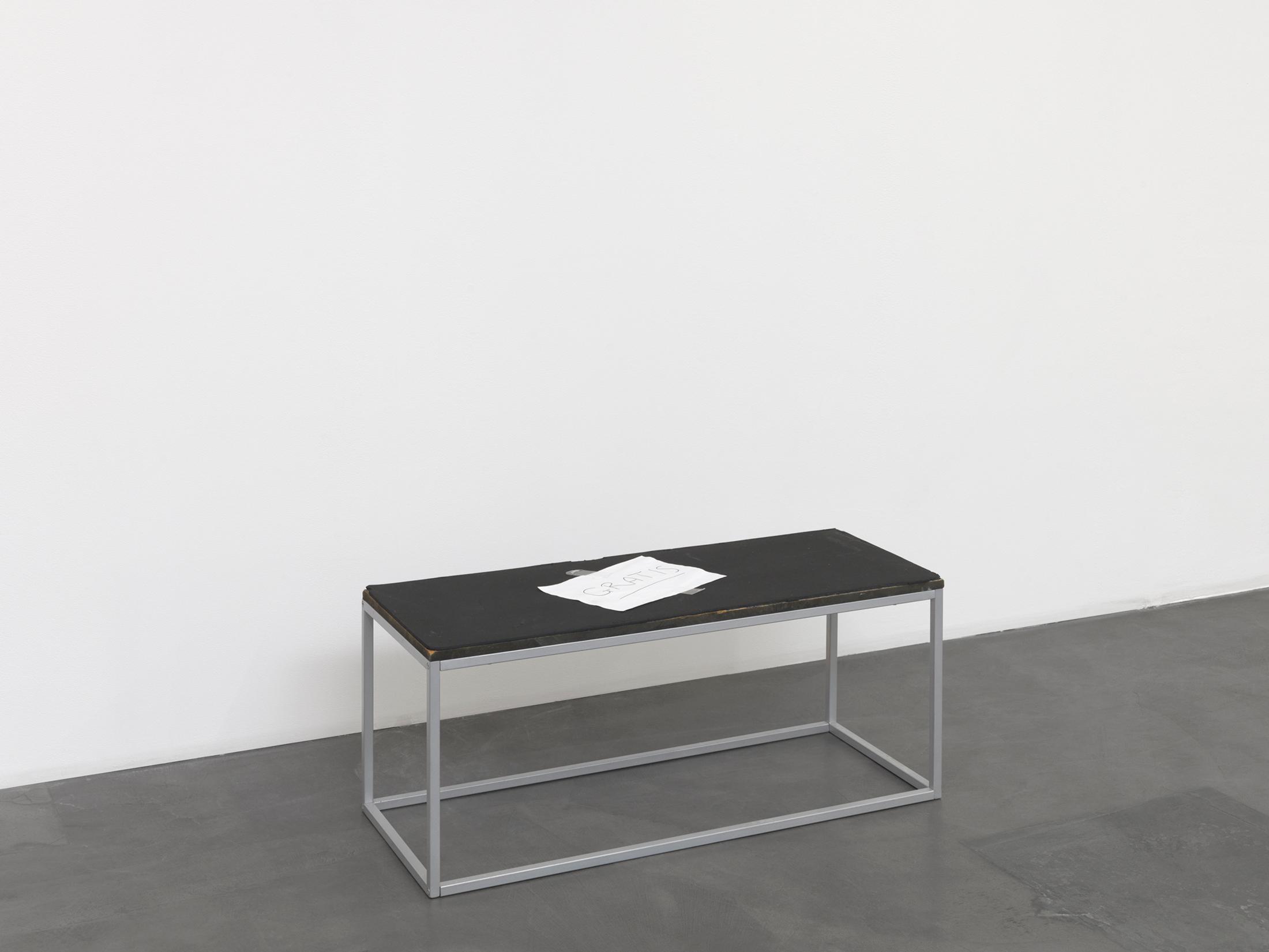 Exhibition View Mitchell Anderson Solo Show «Partial Gift; view on Mitchell Anderson, Gratis bench piece, 2020, Fly-tip situation, Rudigerstrasse, Zurich, 43 x 100 x 40 cm» at Galerie Maria Bernheim, Zurich, 2020 / Photo: Annik Wetter / Courtesy: the artist and Galerie Maria Bernheim
