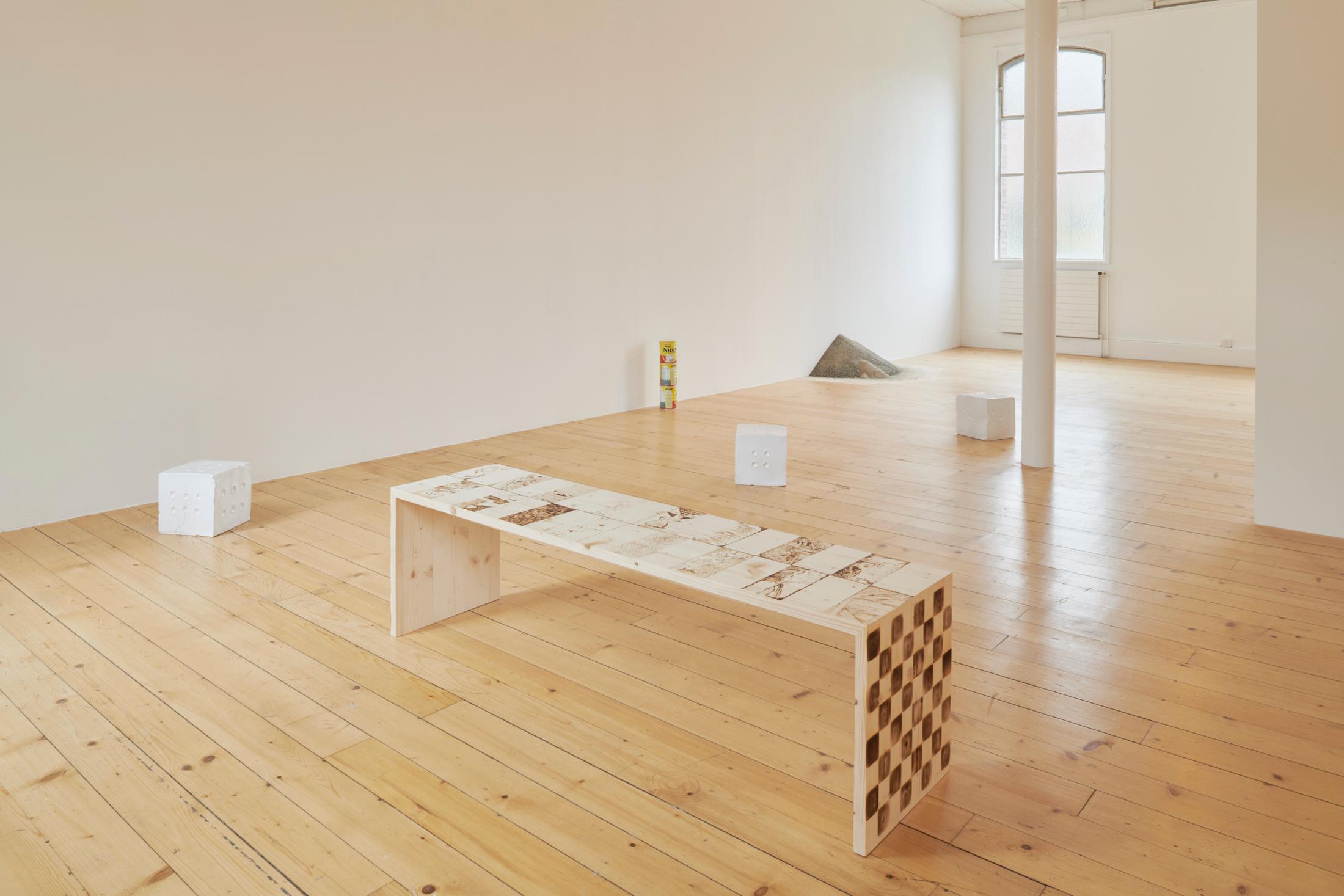 Exhibition View Monika Emmanuelle Kazi Solo Show «La cour des grands» at Kunsthalle Friart, Fribourg, 2022 / Photo: Guillaume Python / Courtesy: the artist and Kunsthalle Friart