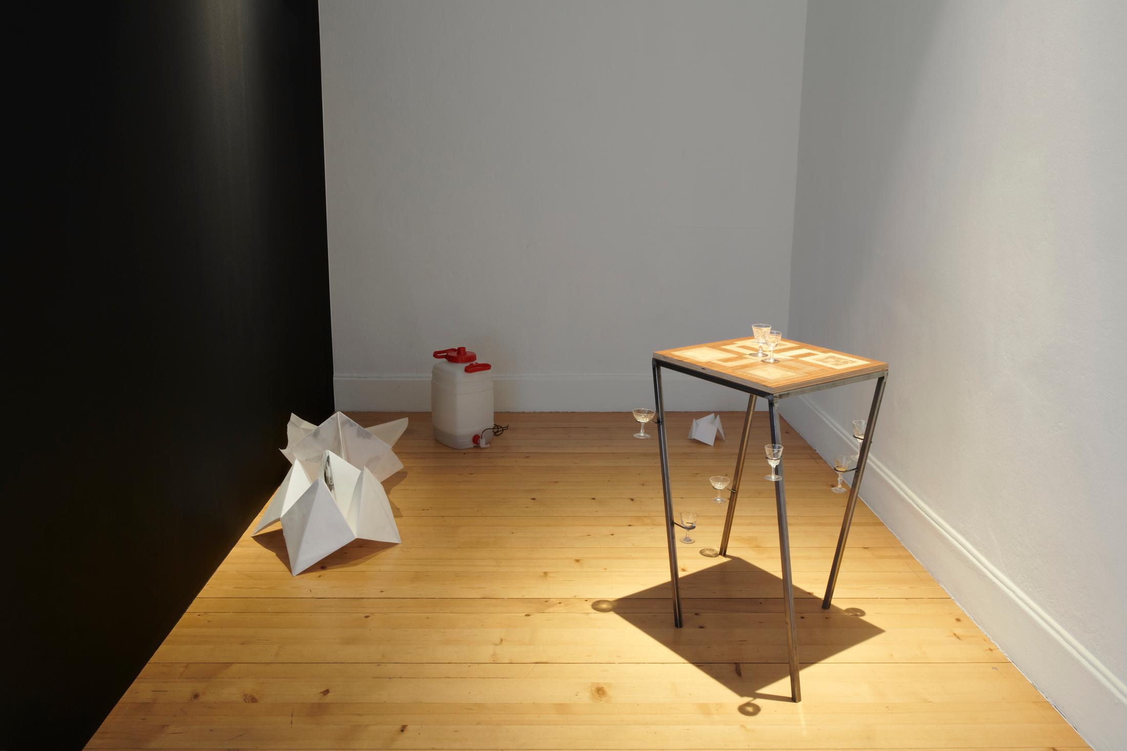 Exhibition View Monika Emmanuelle Kazi Solo Show «La cour des grands; view on Monika Emmanuelle Kazi, Les règles du jeu, 2021» at Kunsthalle Friart, Fribourg, 2022 / Photo: Guillaume Python / Courtesy: the artist and Kunsthalle Friart