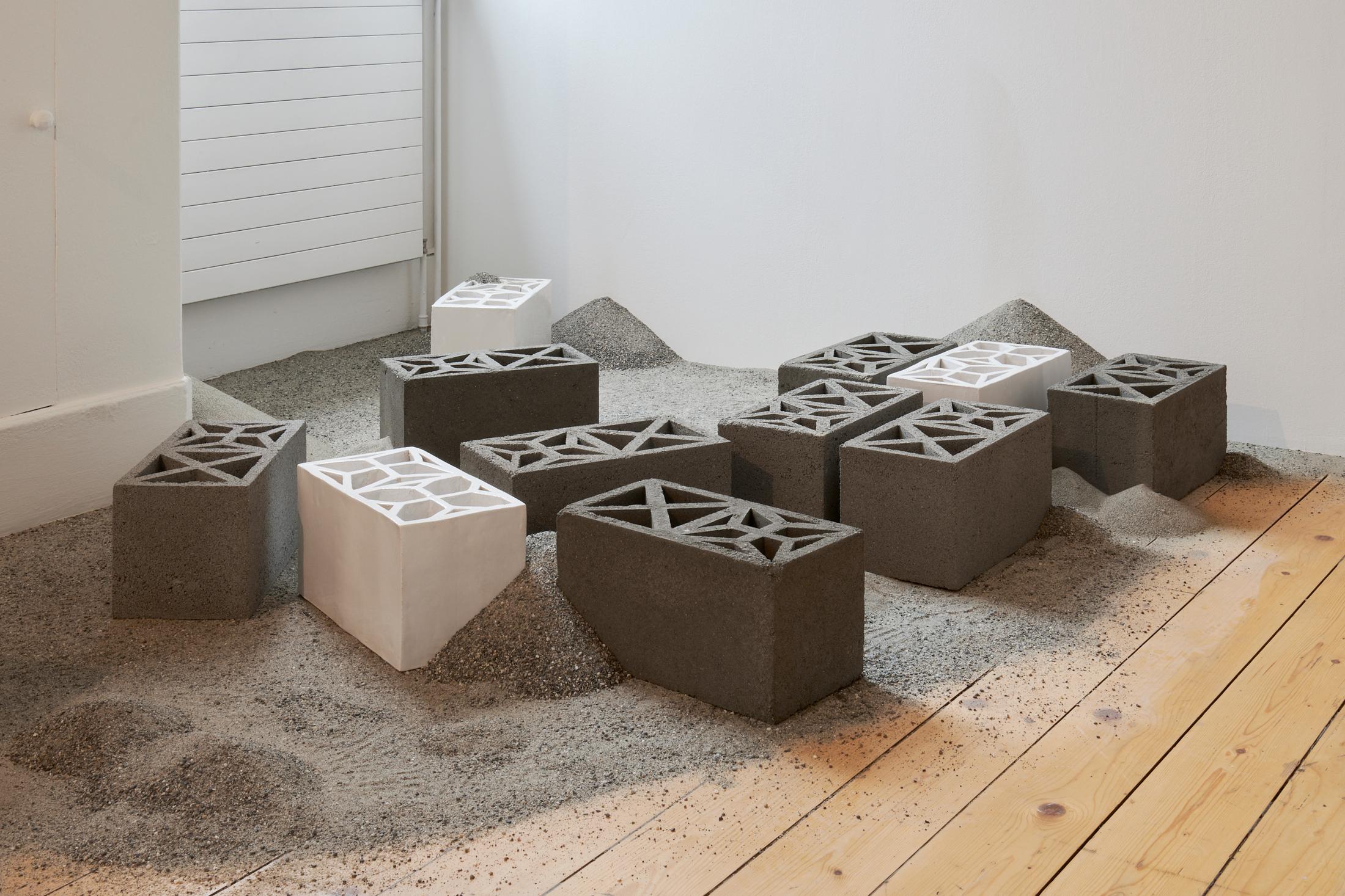 Exhibition View Monika Emmanuelle Kazi Solo Show «La cour des grands; view on Monika Emmanuelle Kazi, Terre-plein, terre mères, 2022» at Kunsthalle Friart, Fribourg, 2022 / Photo: Guillaume Python / Courtesy: the artist and Kunsthalle Friart