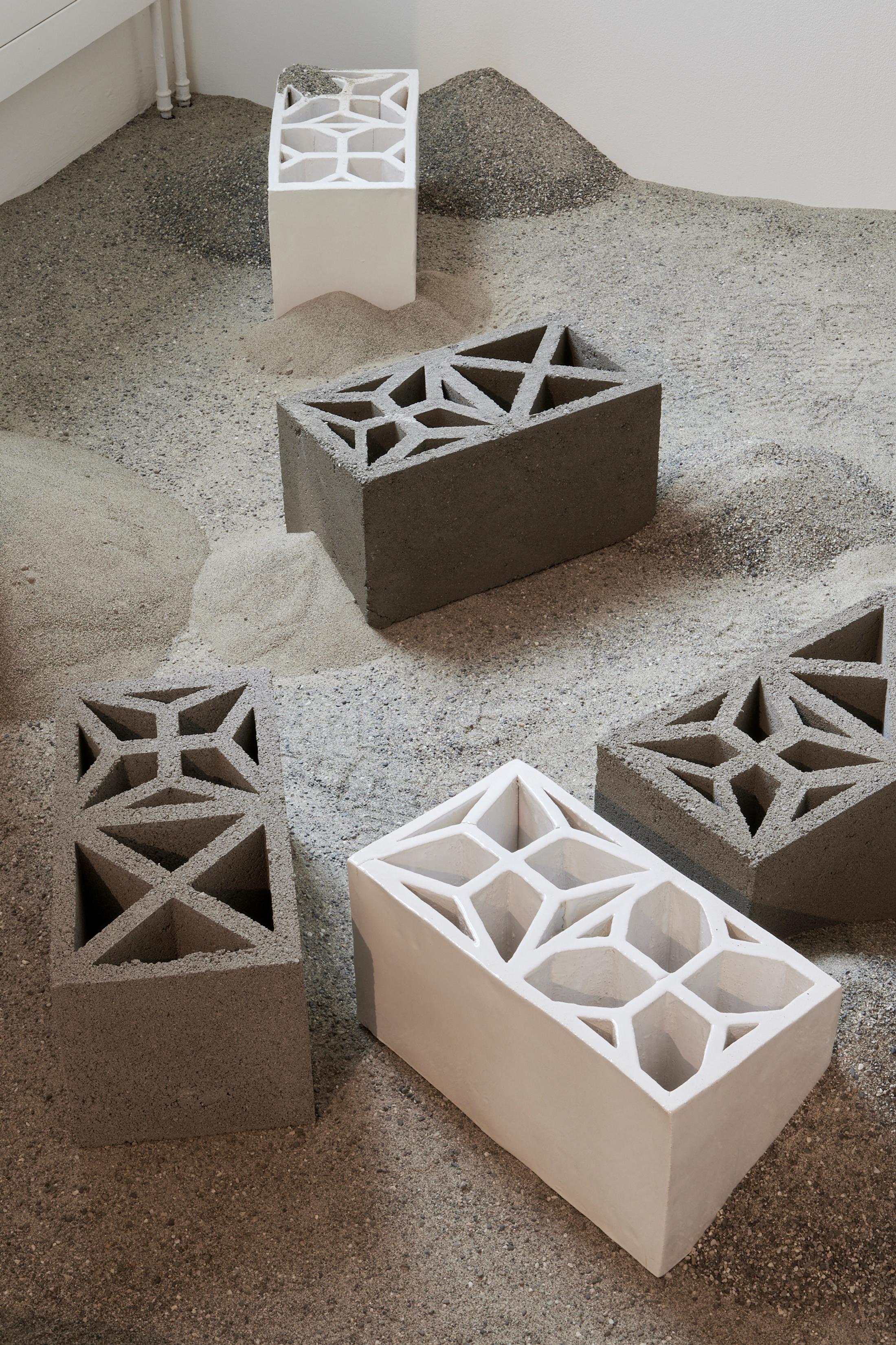 Exhibition View Monika Emmanuelle Kazi Solo Show «La cour des grands; view on Monika Emmanuelle Kazi, Terre-plein, terre mères (Details), 2022» at Kunsthalle Friart, Fribourg, 2022 / Photo: Guillaume Python / Courtesy: the artist and Kunsthalle Friart