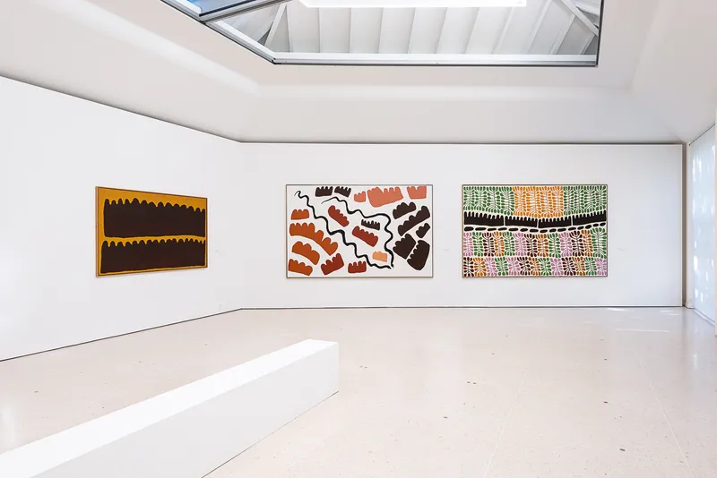 Exhibition View Groupshow «My Mothers Country; view on Long Tom Tjapanangka, Puli Kutjarra, Two Hills, 2000; Long Tom Tjapanangka, Pilkati Kutjarra & Puli Tjuta, Two Snakes and many Hills, 2002; Mitjili Napurrula, Uwalki Watiya Tjuta & Puli, 2003» at Kunsthaus Zug, Zug 2019 / Photo: Jorit Aust / Courtesy: the artists, Collection Clement and Kunsthaus Zug