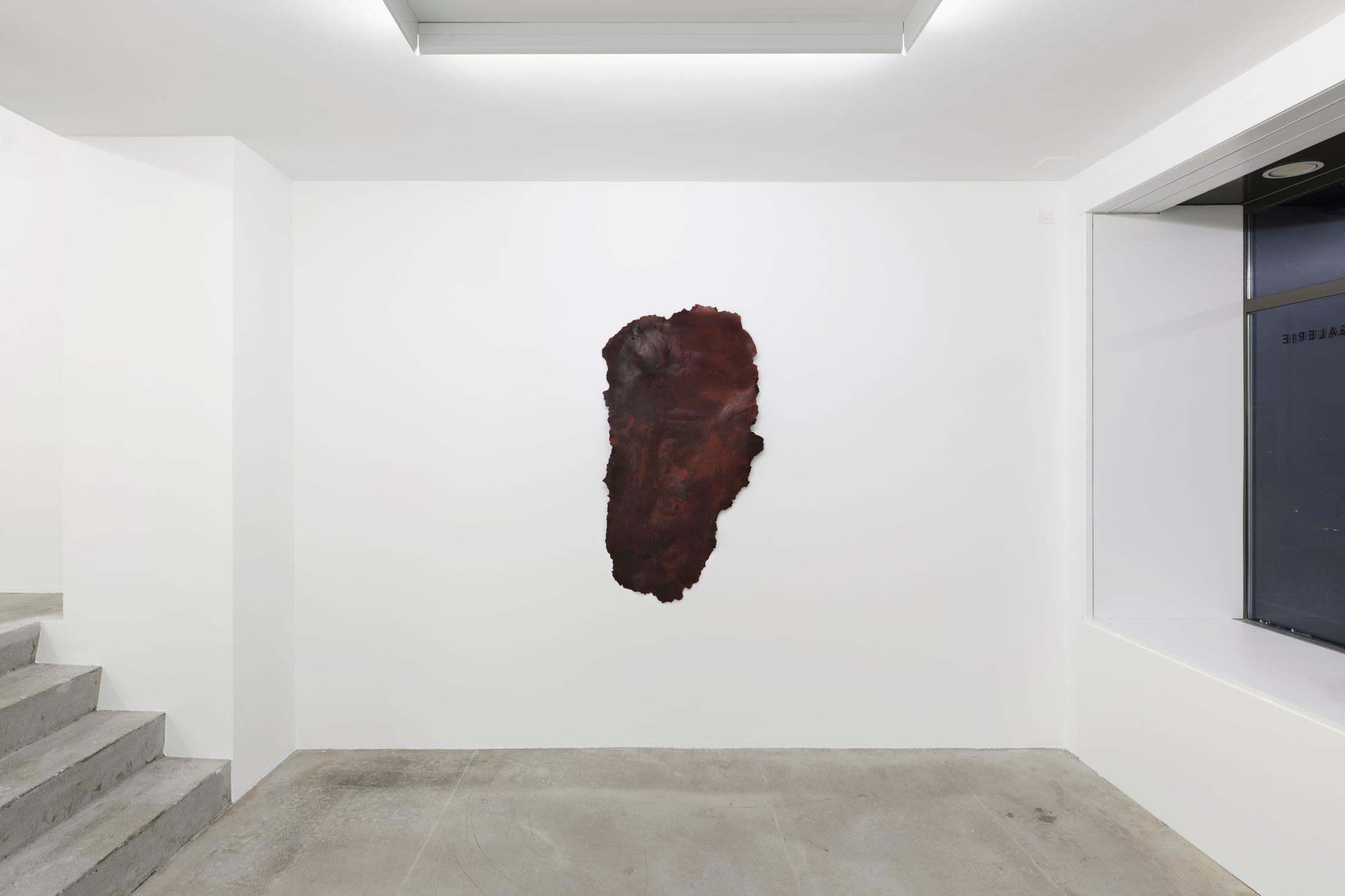 Exhibition View Nicola Martini Soloshow «and welded skin; view on Nicola Martini, Senza Titolo (Molten Series), 2020, thermal sand, epoxy resin and graphite powder, 149 × 78 × 5 cm» at GALERIE PHILIPPZOLLINGER, Zurich, 2020 / Photo: Conradin Frei / Courtesy: the artist and GALERIE PHILIPPZOLLINGER