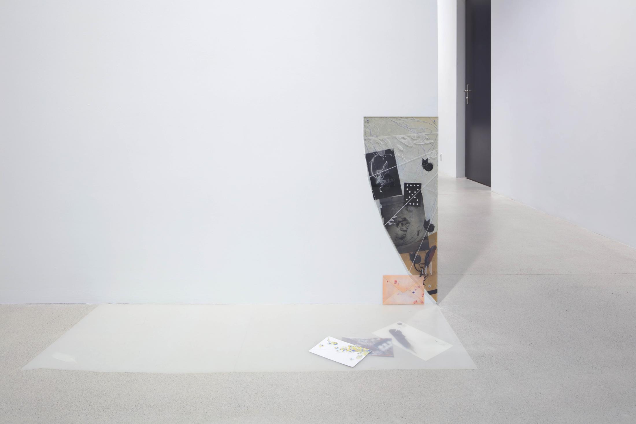 Exhibition View Niels Trannois Solo Show «KERNING; view on OEil distrait, écoute flottante 5, 2023, laser engraved plexiglas, oiled xerox print, transparent paper, sticker, feathers, dimension variable» at Windhager von Kaenel, Zürich, 2023 / Photo: WvK / Courtesy: the artist and Windhager von Kaenel