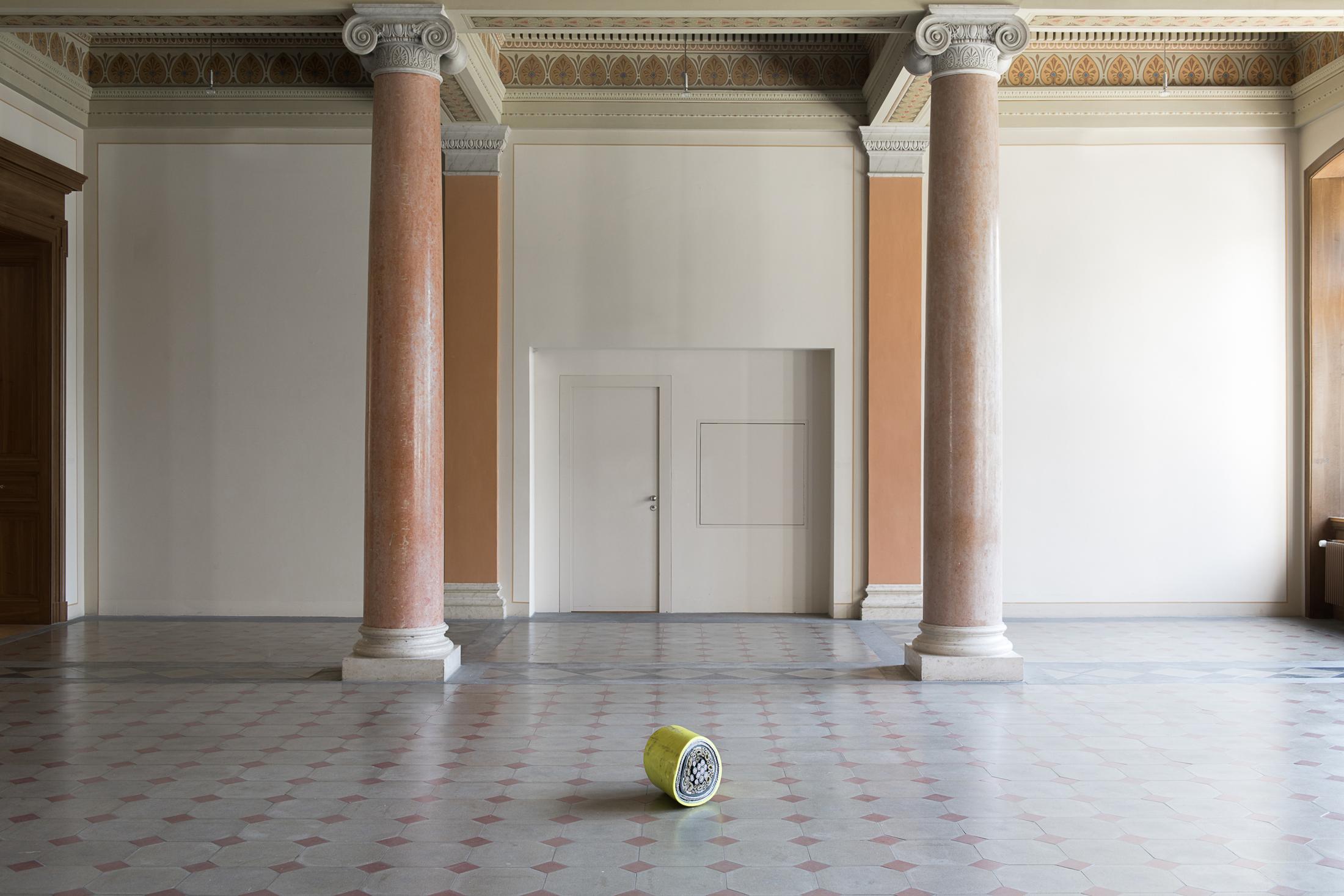 Installation View Nina Canell «Reflexologies / View on: Brief Syllable (Skewed), 2018» at Kunstmuseum St. Gallen, 2018 / Courtesy: Galerie Barbara Wien, Daniel Marzona und Mendes Wood / Photo: Sebastian Stadler