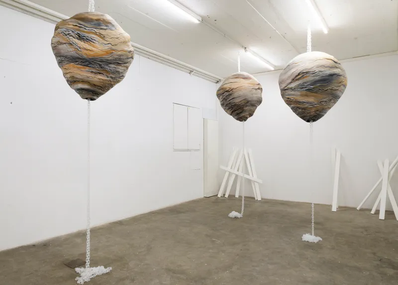 Exhibition View Noémie Degen and Simon Jaton Soloshow «Nodding Out To Rising Mist» at Tunnel Tunnel, Lausanne, 2019 / Courtesy: the artists