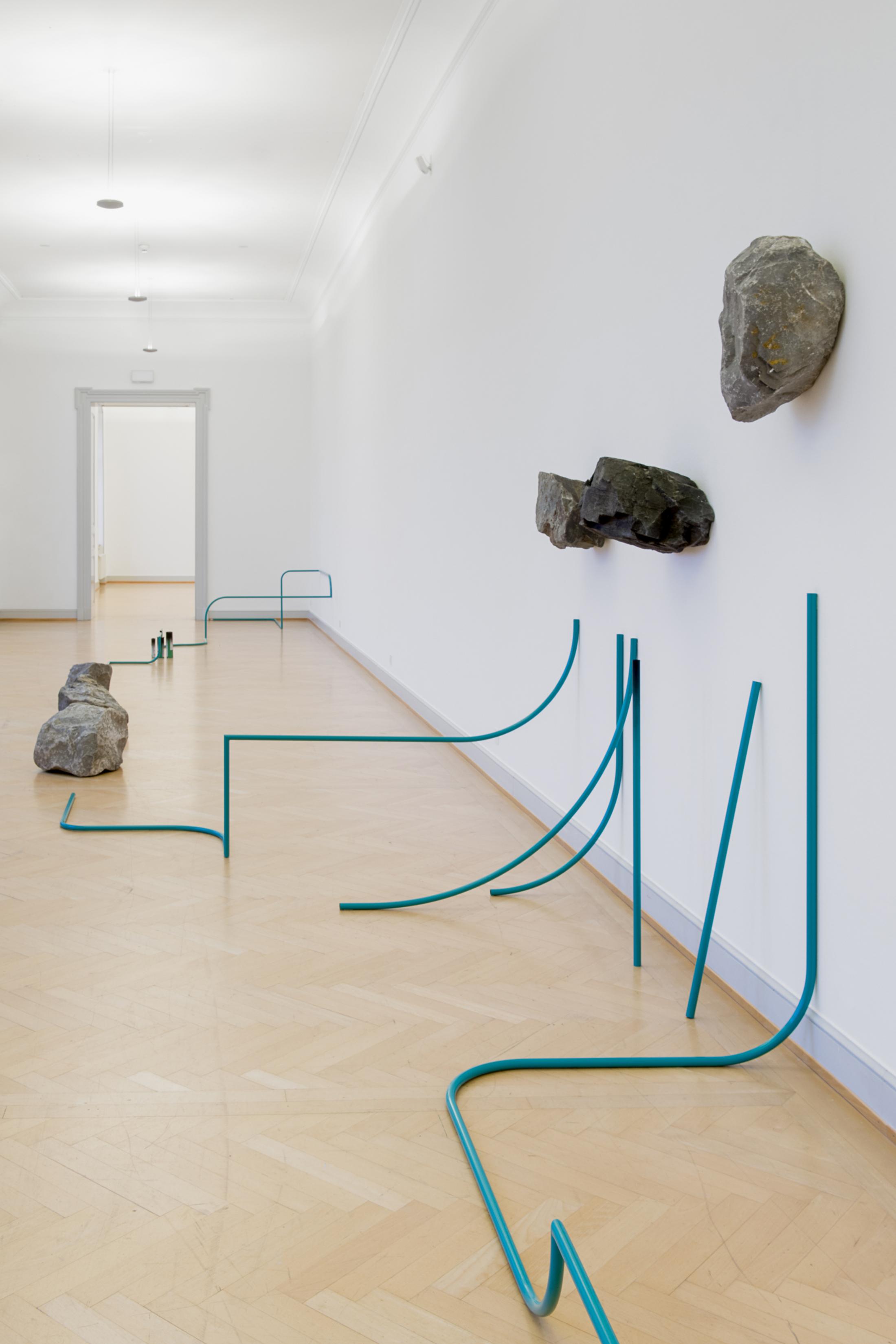 Installation View Gabriel Kuri "Attempt 1 to arrest the flow from even A to event B, 2018" at Kunstmuseum St. Gallen / Photo: Sebastian Stadler / Courtesy: the artist und Esther Schipper, Berlin